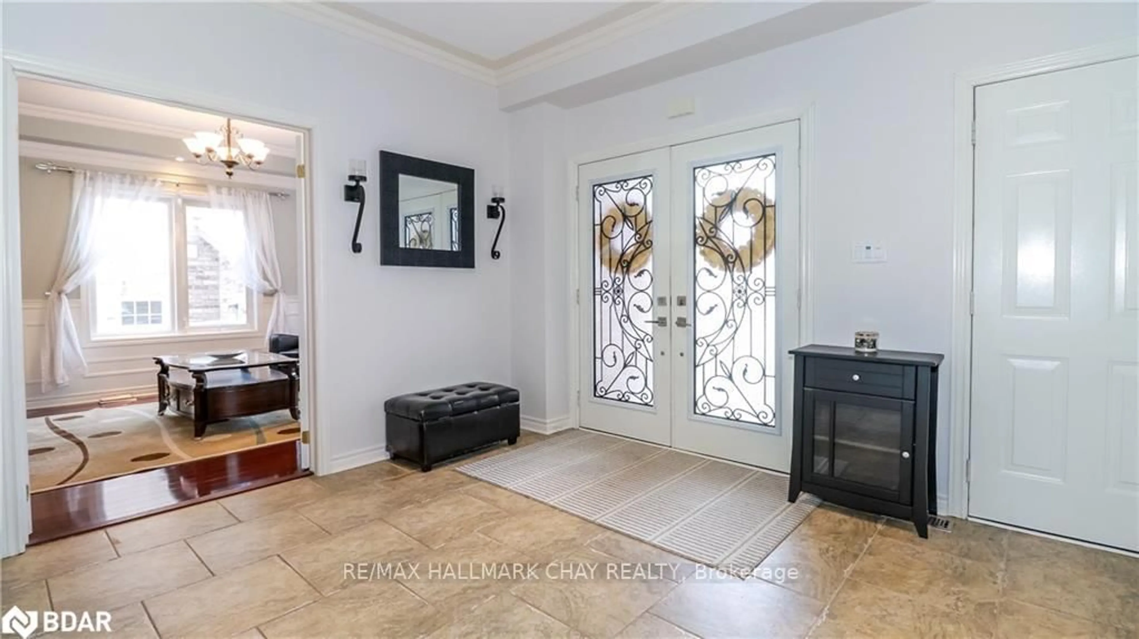 Indoor entryway for 33 Pinecliff Cres, Barrie Ontario L4N 5V2