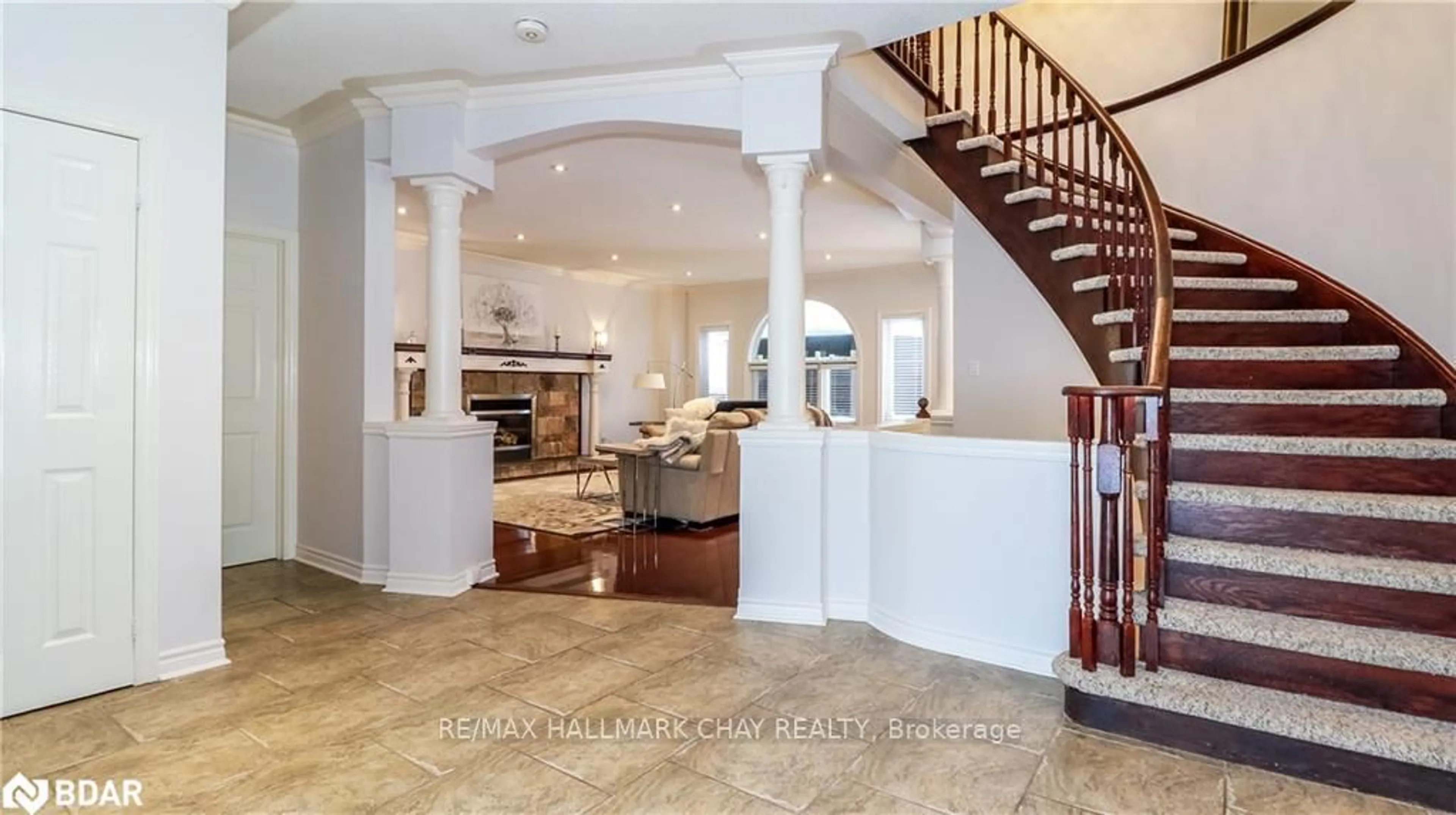 Indoor entryway for 33 Pinecliff Cres, Barrie Ontario L4N 5V2