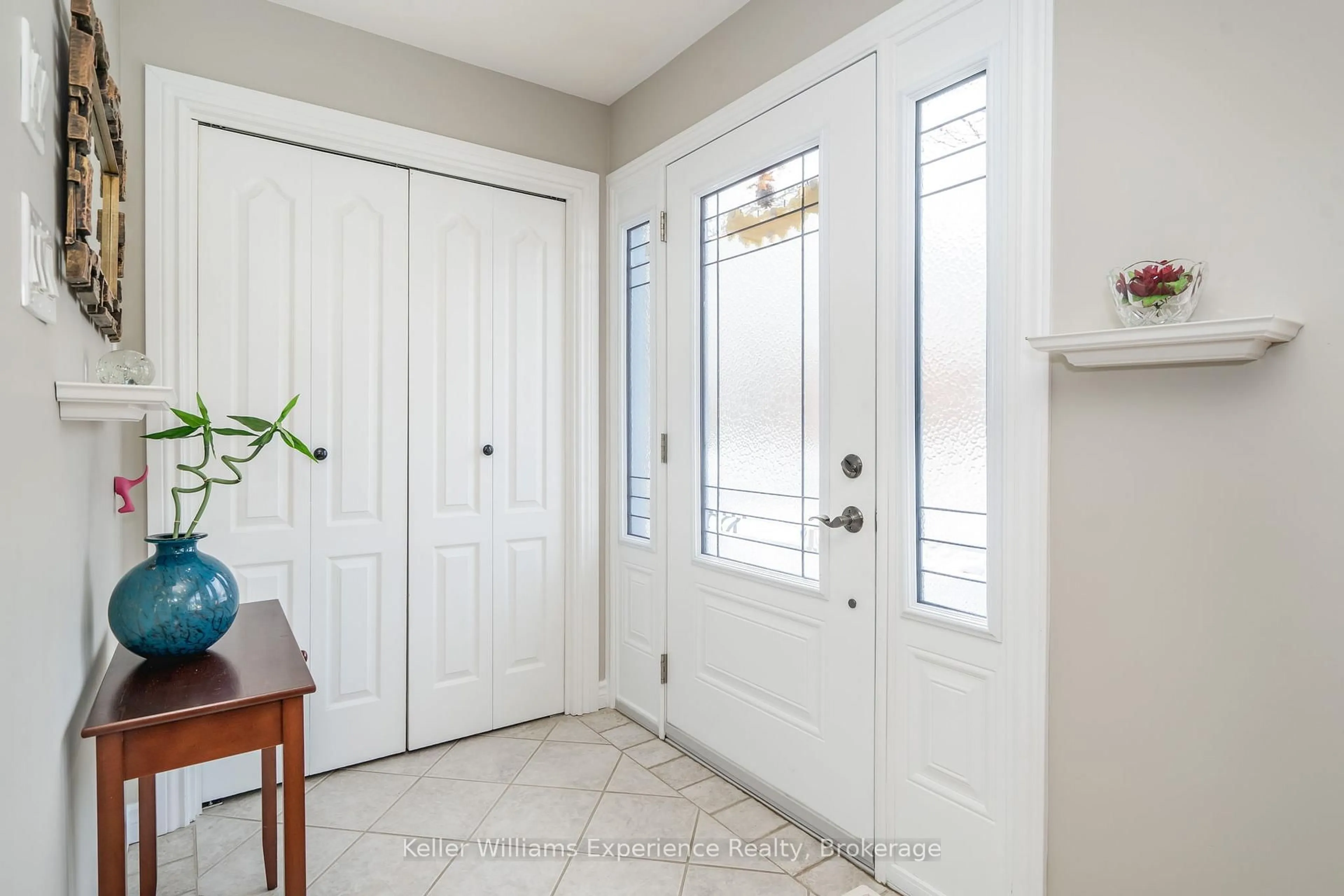 Indoor entryway for 201 Bayfield Ave, Midland Ontario L4R 5J5