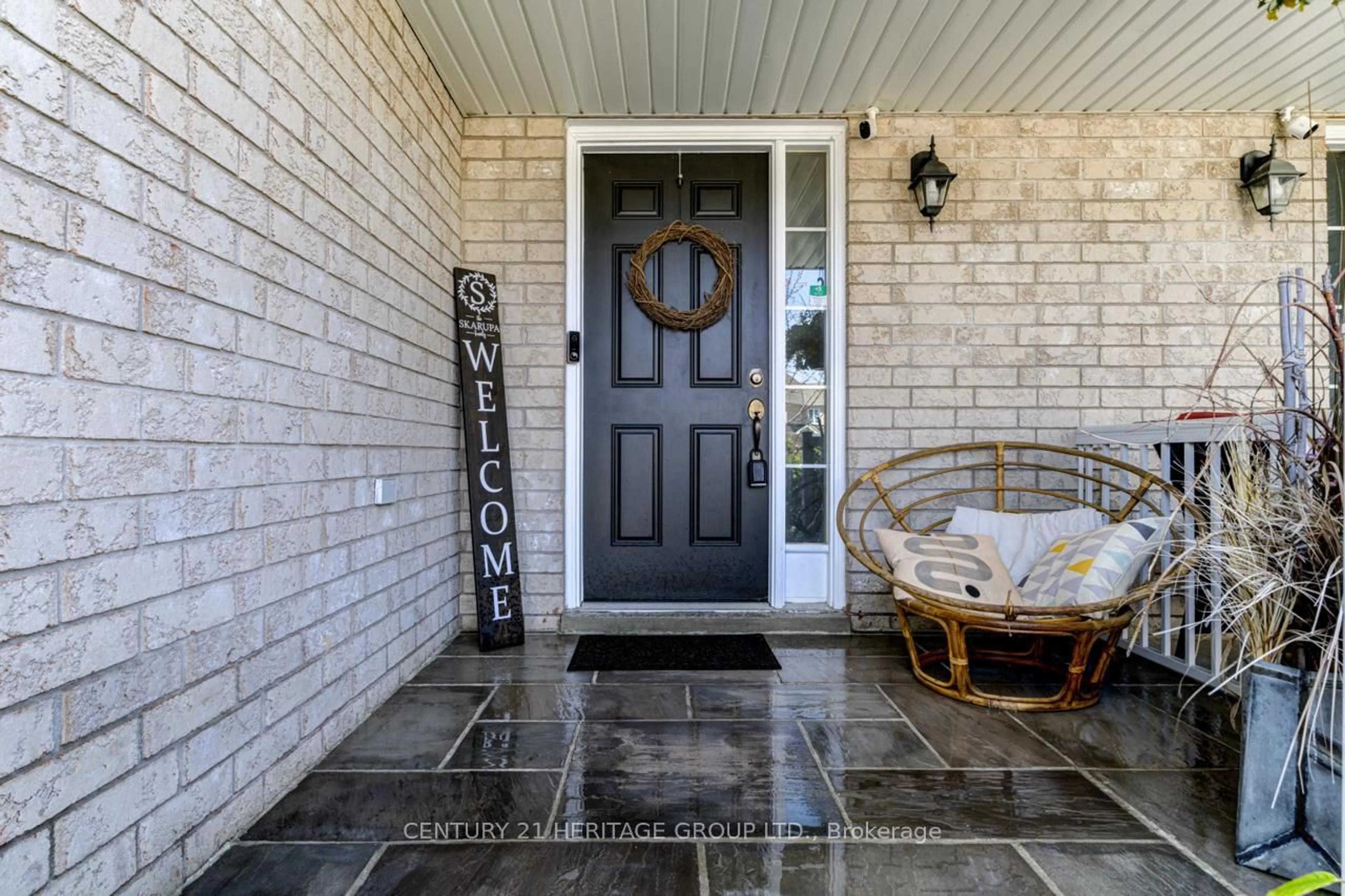 Indoor entryway for 31 Lancaster Crt, Barrie Ontario L4M 0G1