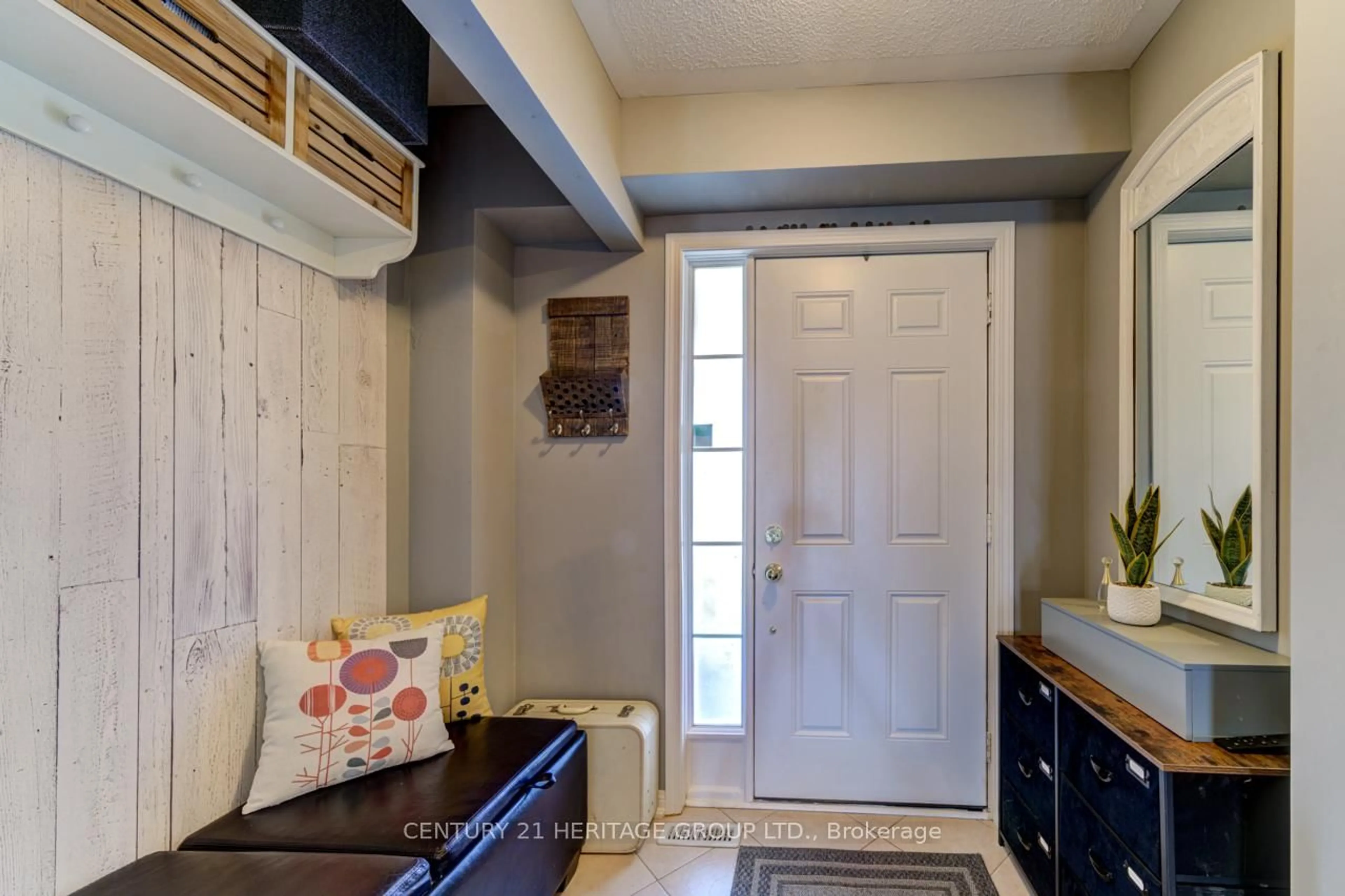 Indoor entryway for 31 Lancaster Crt, Barrie Ontario L4M 0G1