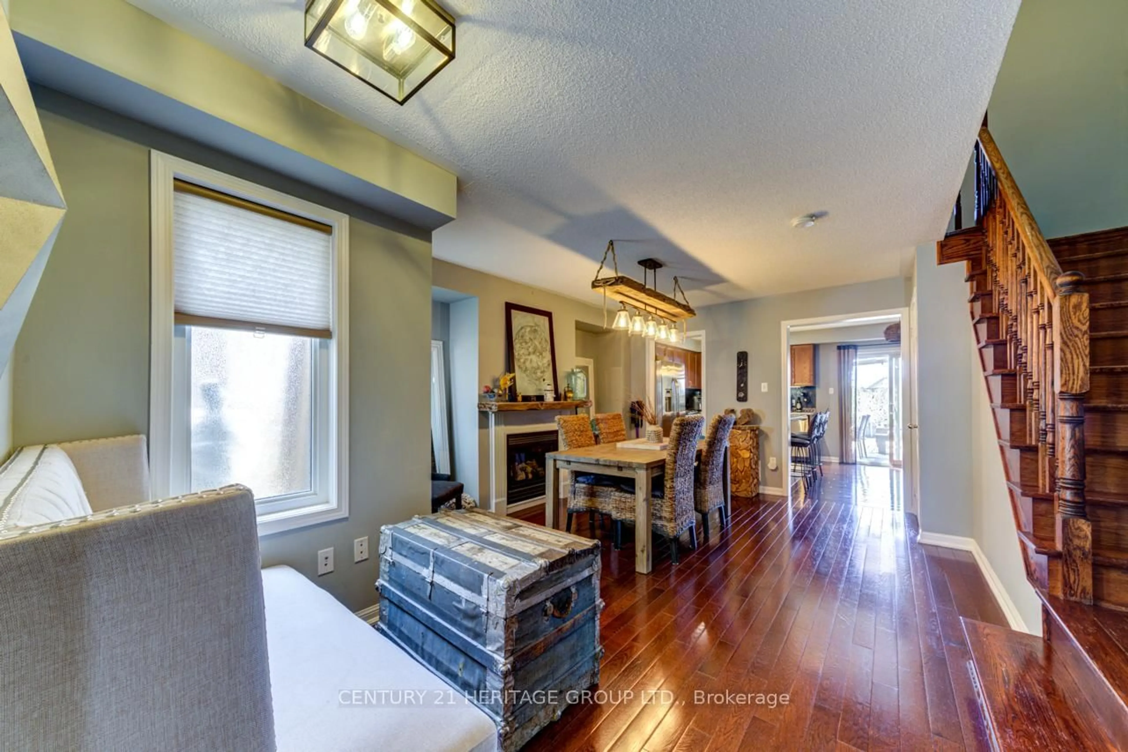 Living room with furniture, unknown for 31 Lancaster Crt, Barrie Ontario L4M 0G1