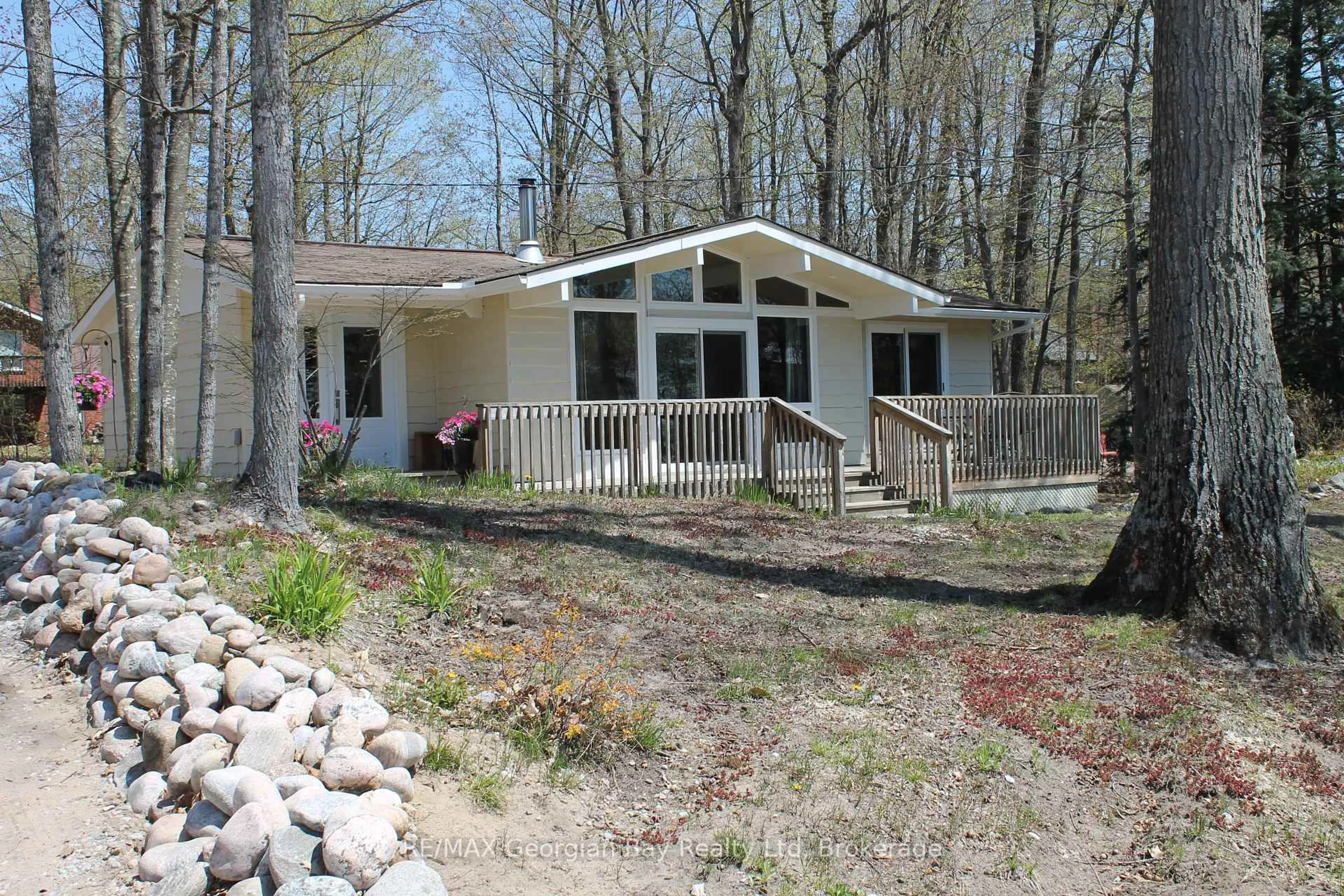 Home with vinyl exterior material, water/lake/river/ocean view for 1169 Tiny Beaches Rd, Tiny Ontario L9M 1R3