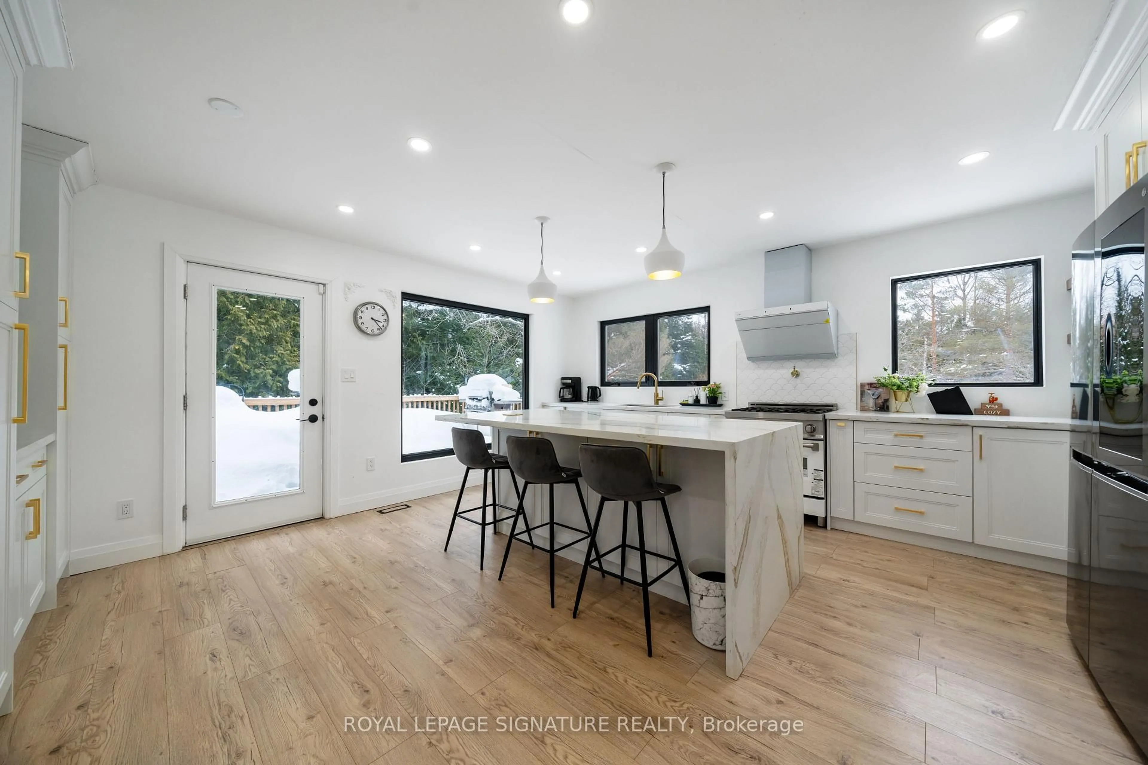 Open concept kitchen, unknown for 20 HILLVIEW Cres, Springwater Ontario L0L 1X0