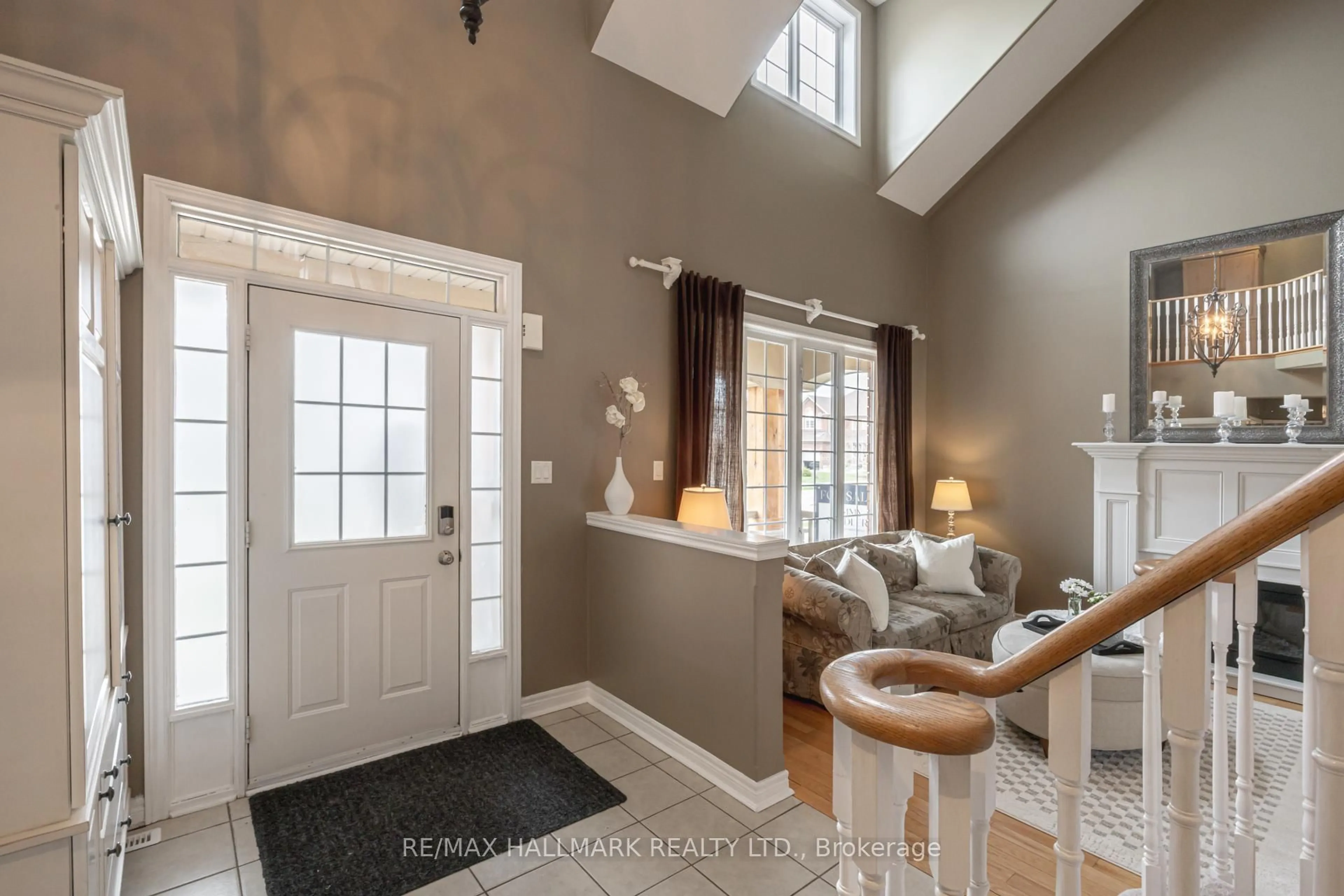 Indoor entryway for 28 Kensington Tr, Barrie Ontario L4N 0K5