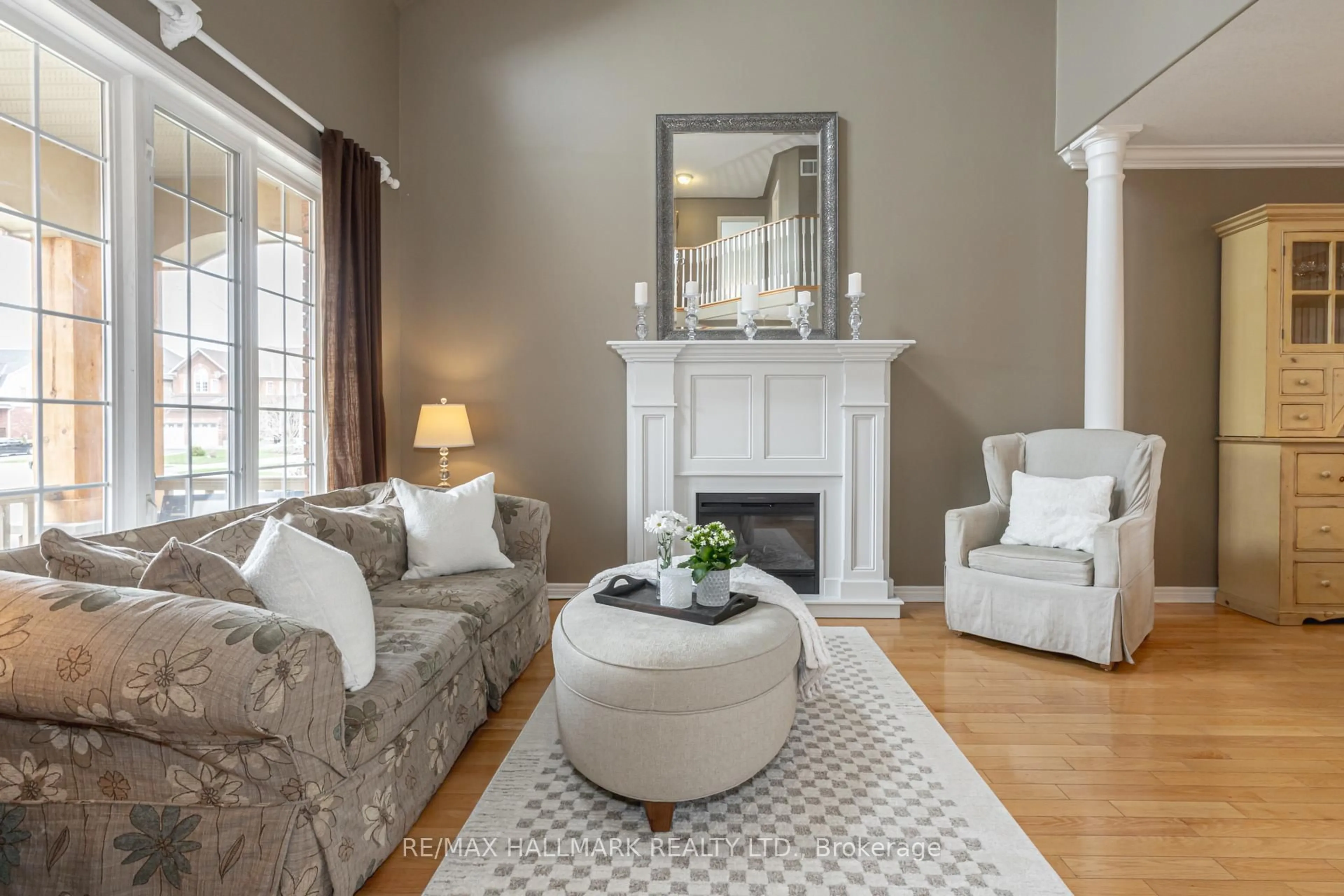 Living room with furniture, unknown for 28 Kensington Tr, Barrie Ontario L4N 0K5