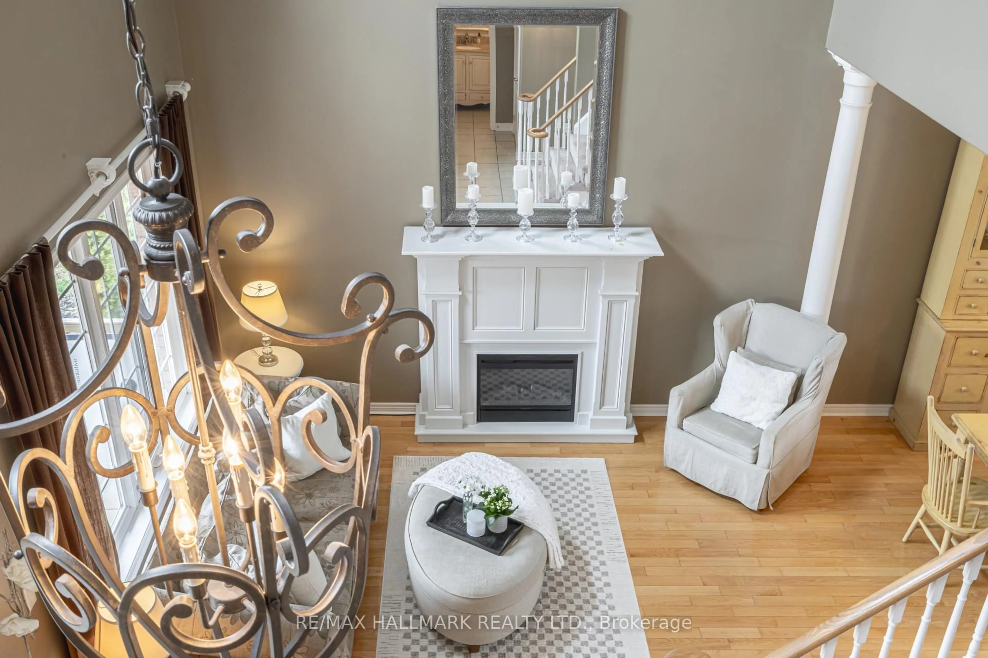 Living room with furniture, unknown for 28 Kensington Tr, Barrie Ontario L4N 0K5