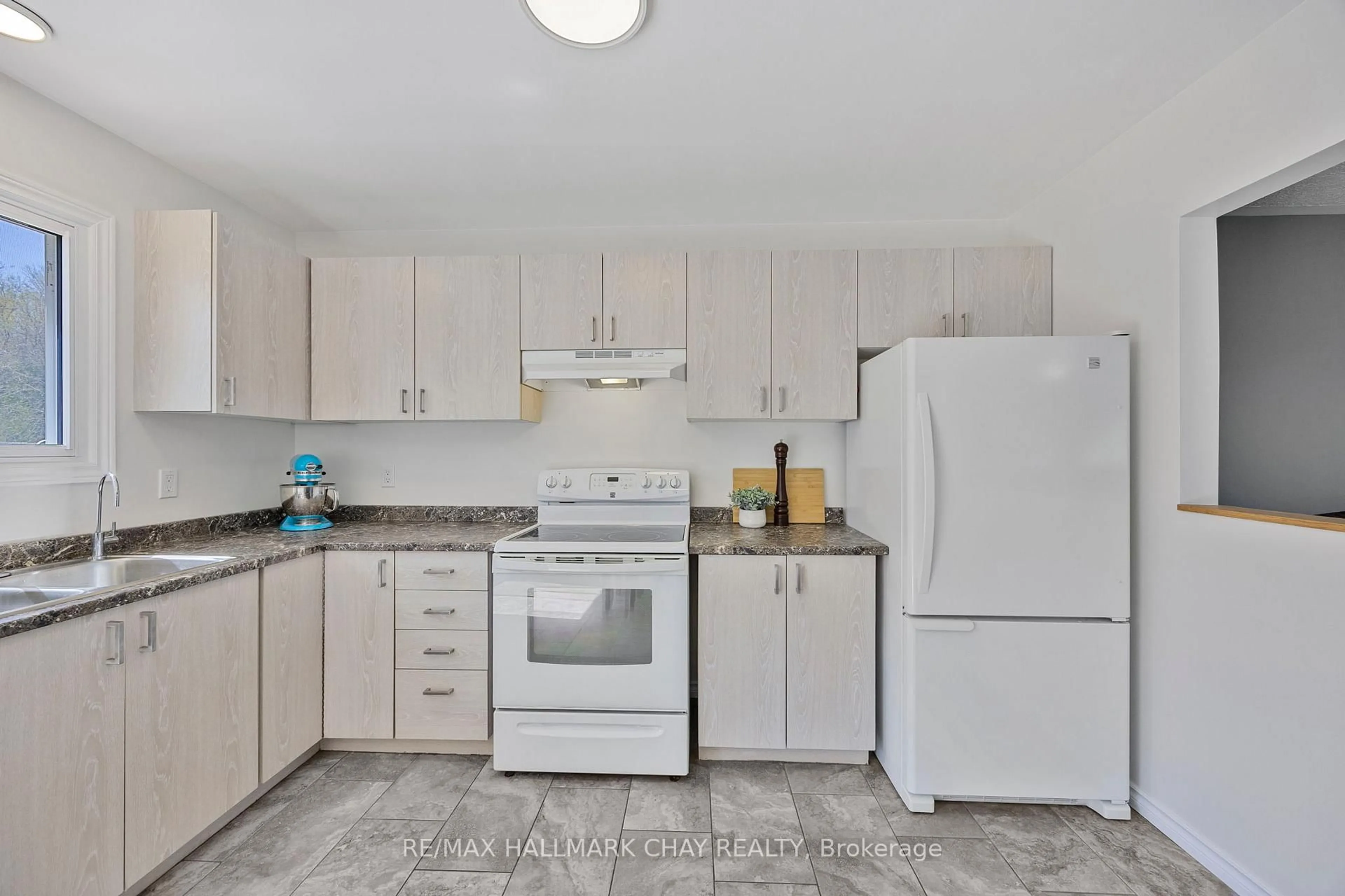 Standard kitchen, ceramic/tile floor for 12984 County Road 16 N/A, Severn Ontario L0K 1E0