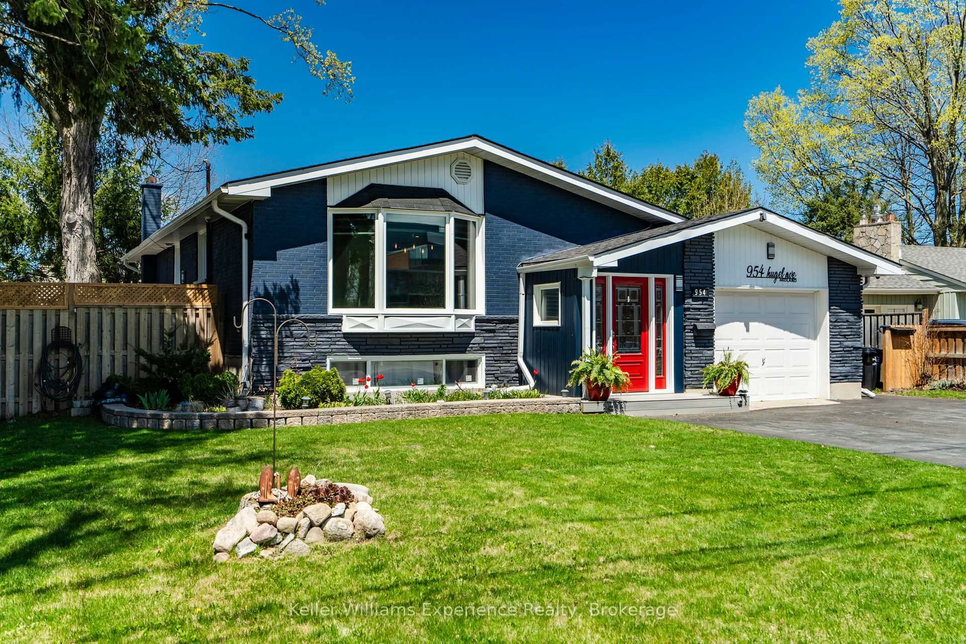 Home with vinyl exterior material, street for 954 Hugel Ave, Midland Ontario L4R 1X6