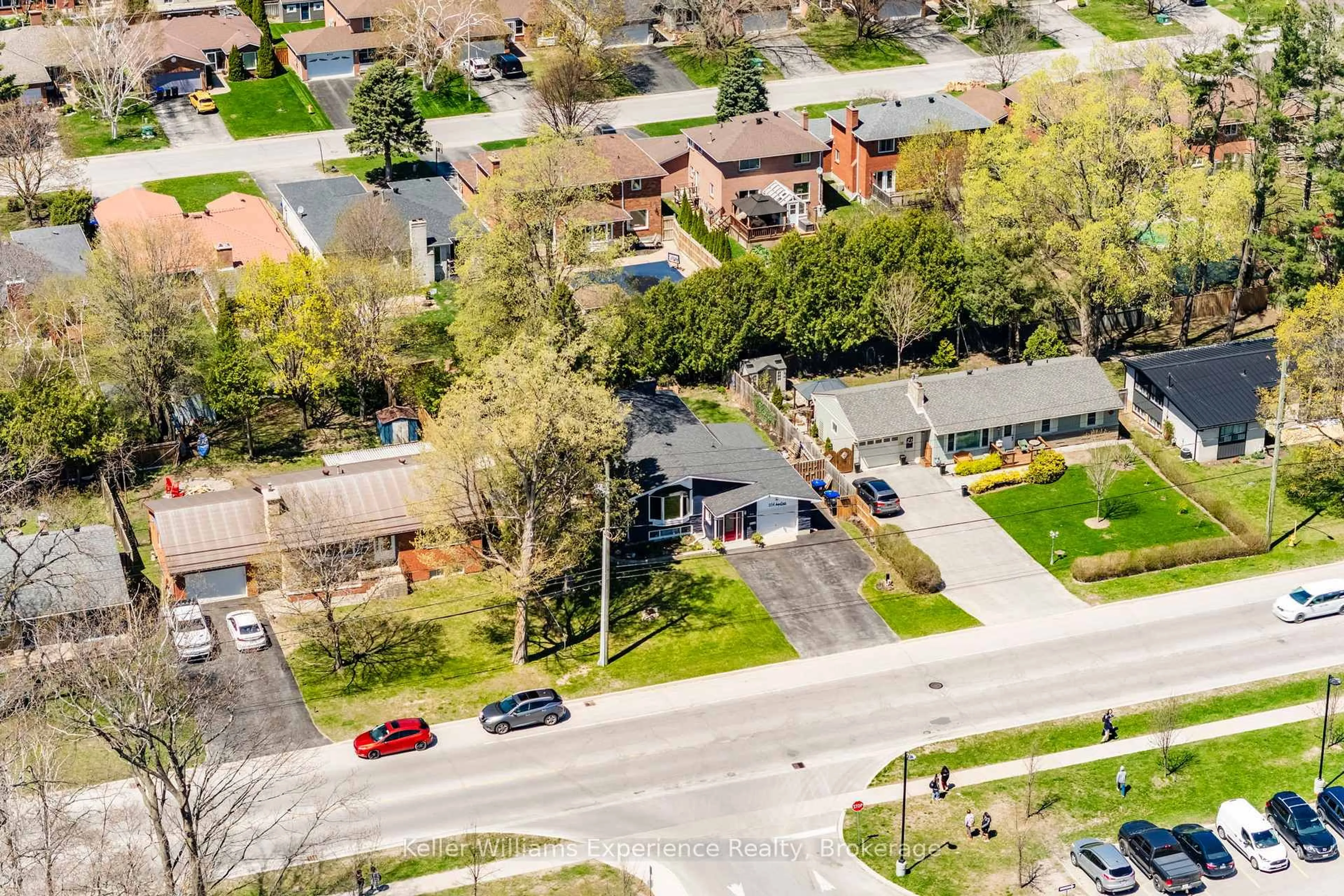 A pic from outside/outdoor area/front of a property/back of a property/a pic from drone, street for 954 Hugel Ave, Midland Ontario L4R 1X6