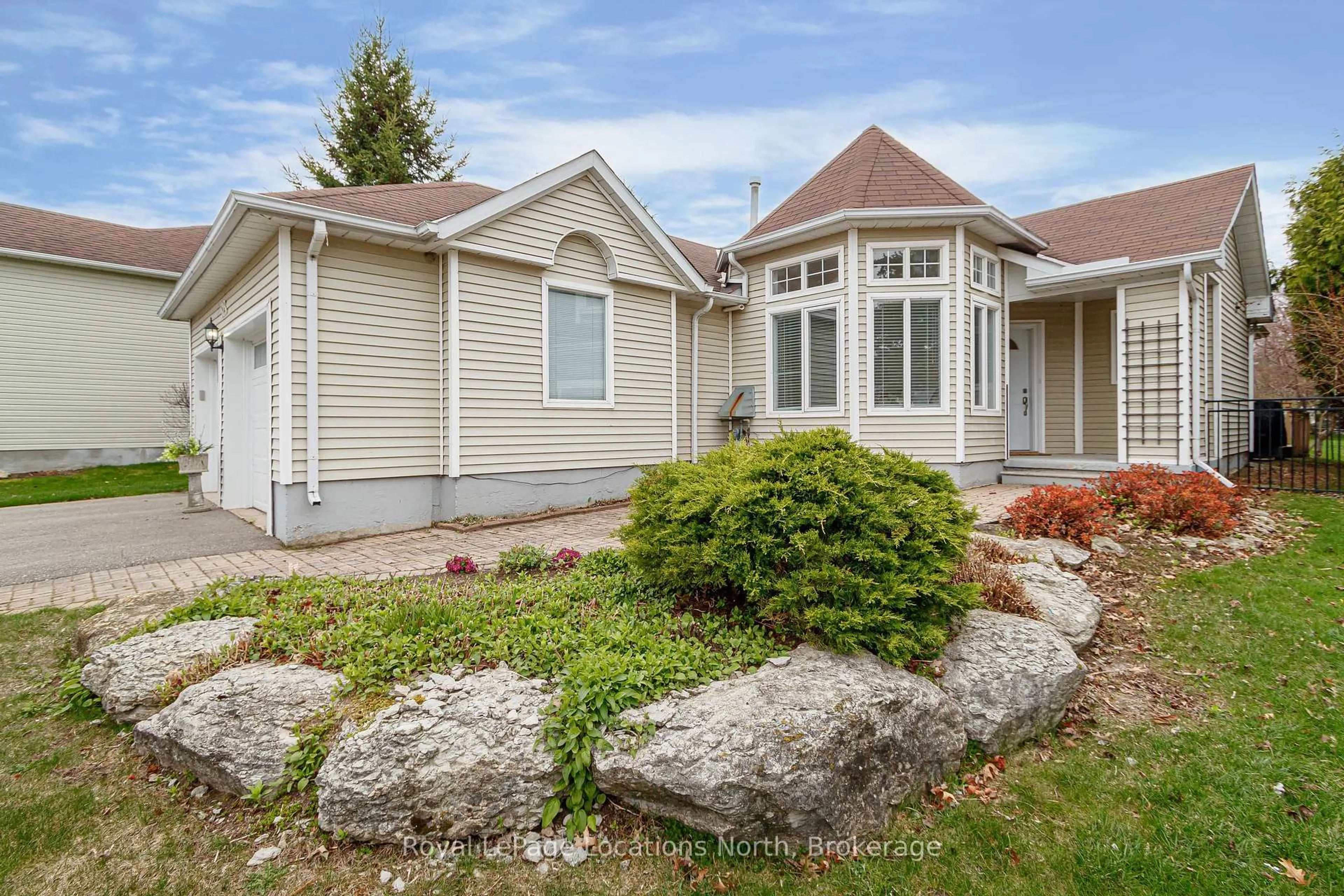 Home with vinyl exterior material, unknown for 323 Balsam St, Collingwood Ontario L9Y 5B9