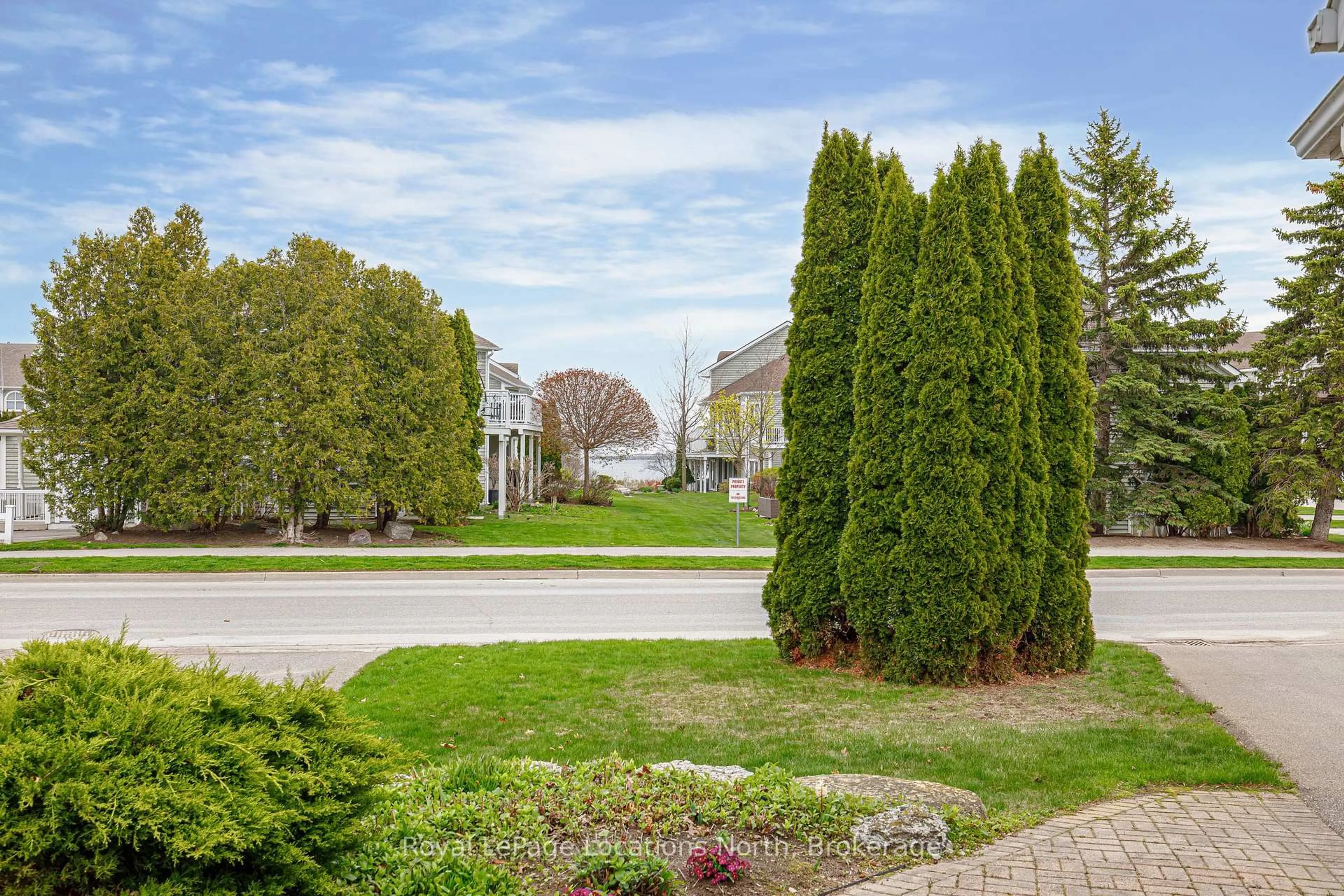 Patio, street for 323 Balsam St, Collingwood Ontario L9Y 5B9