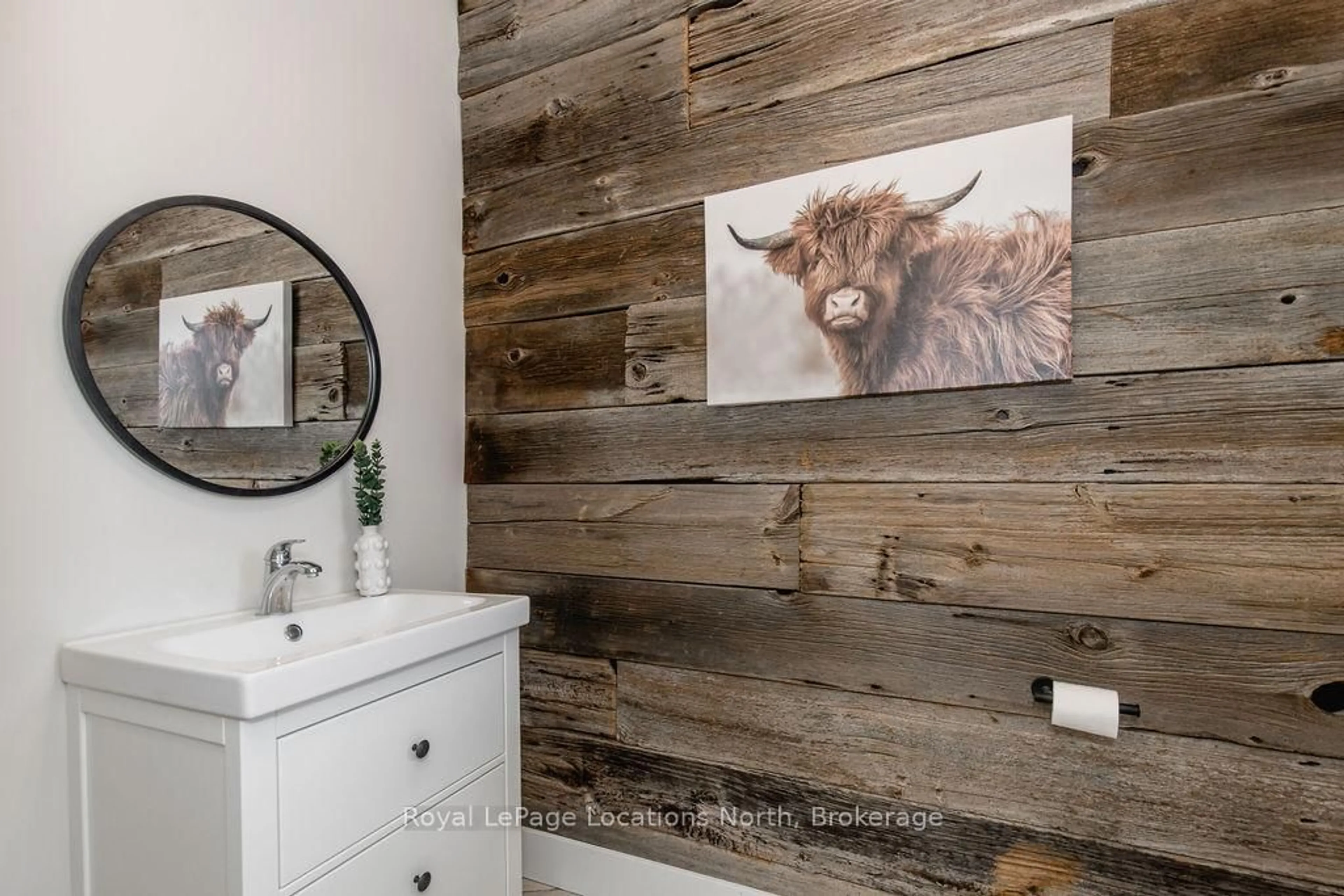 Contemporary bathroom, wood/laminate floor for 5385 Line 8 N/A, Oro-Medonte Ontario L0K 1N0
