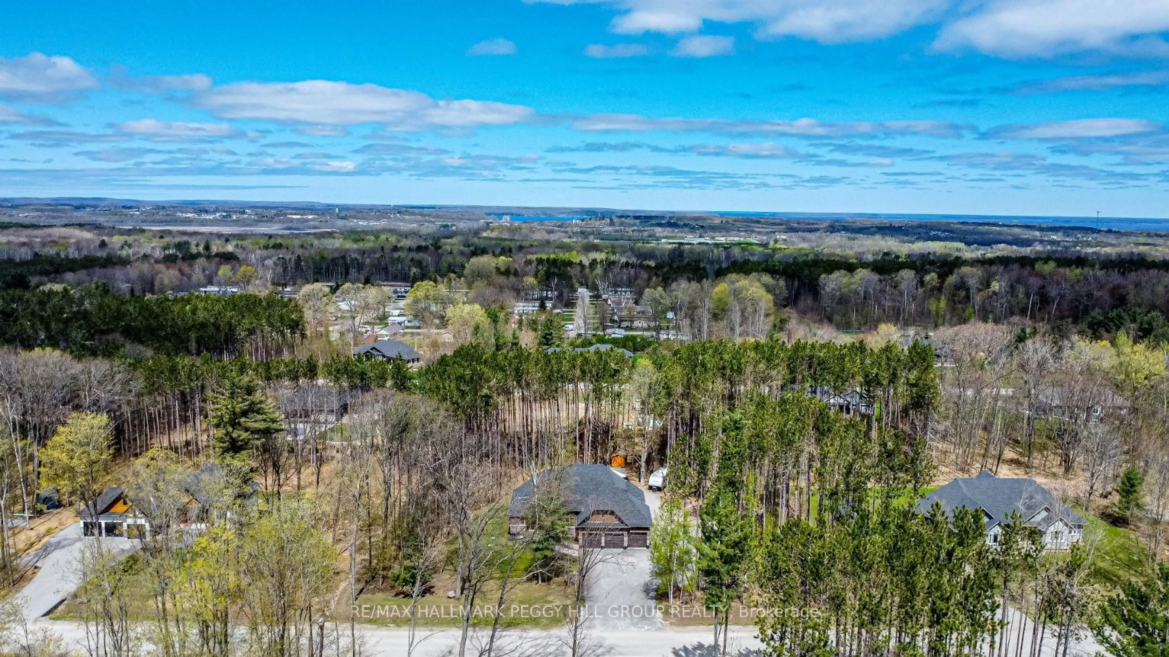 A pic from outside/outdoor area/front of a property/back of a property/a pic from drone, unknown for 38 Windermere Circ, Tay Ontario L4R 0C3