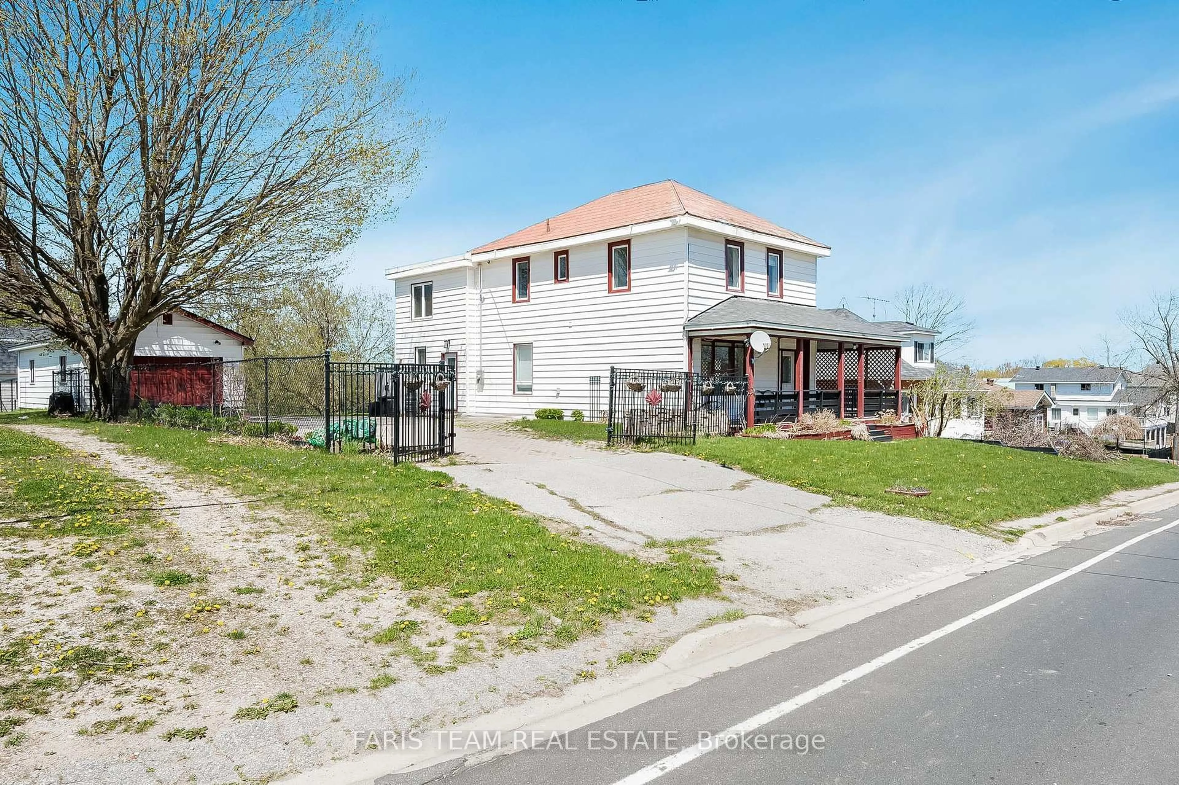 A pic from outside/outdoor area/front of a property/back of a property/a pic from drone, street for 326 Lafontaine Rd, Tiny Ontario L9M 0H1