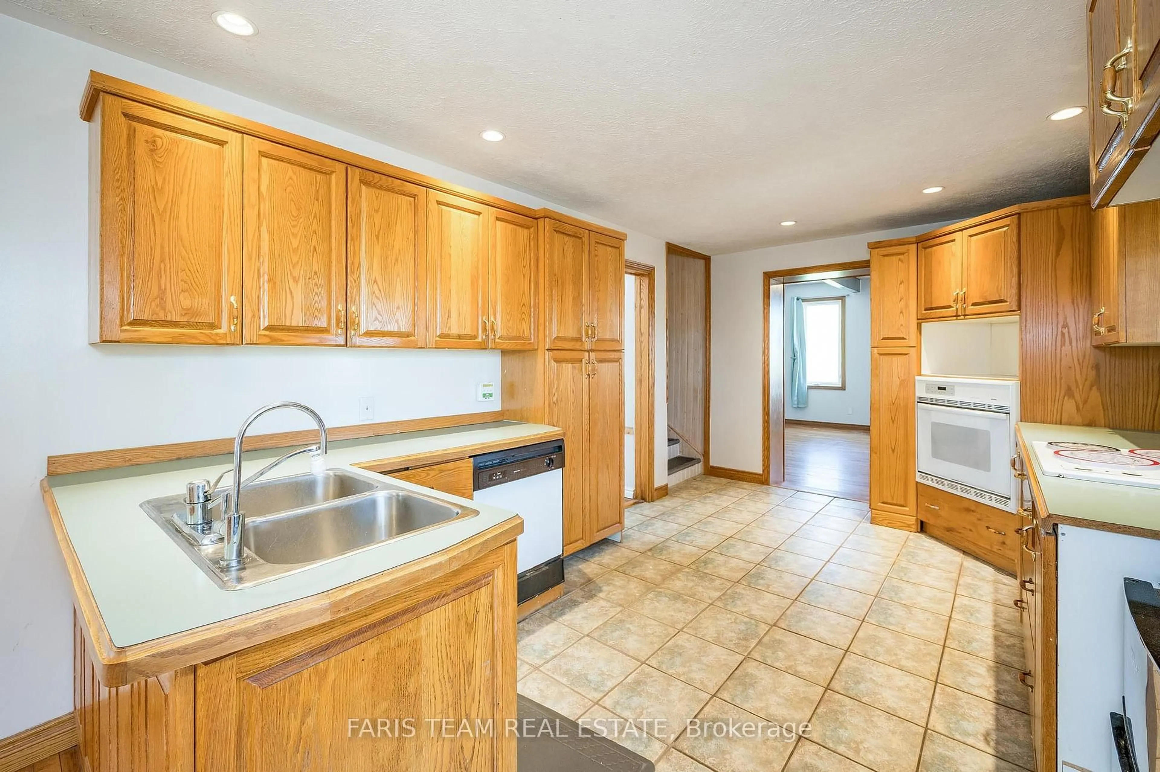 Standard kitchen, ceramic/tile floor for 326 Lafontaine Rd, Tiny Ontario L9M 0H1