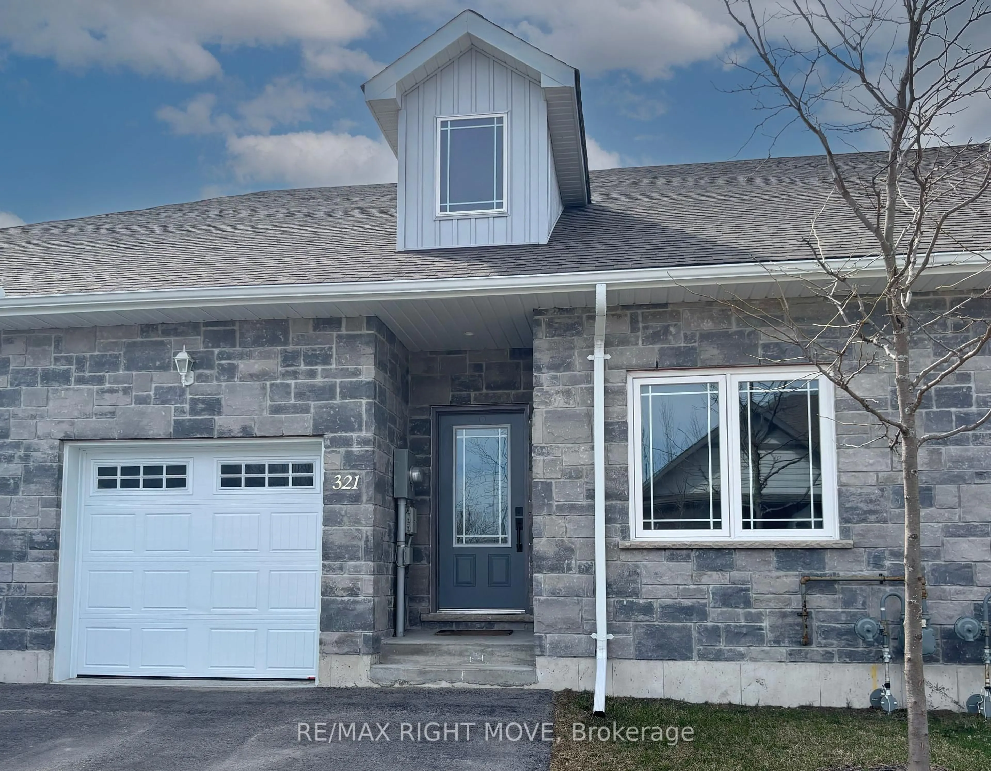 Home with vinyl exterior material, street for 321 Lucy Lane, Orillia Ontario L3V 8L3