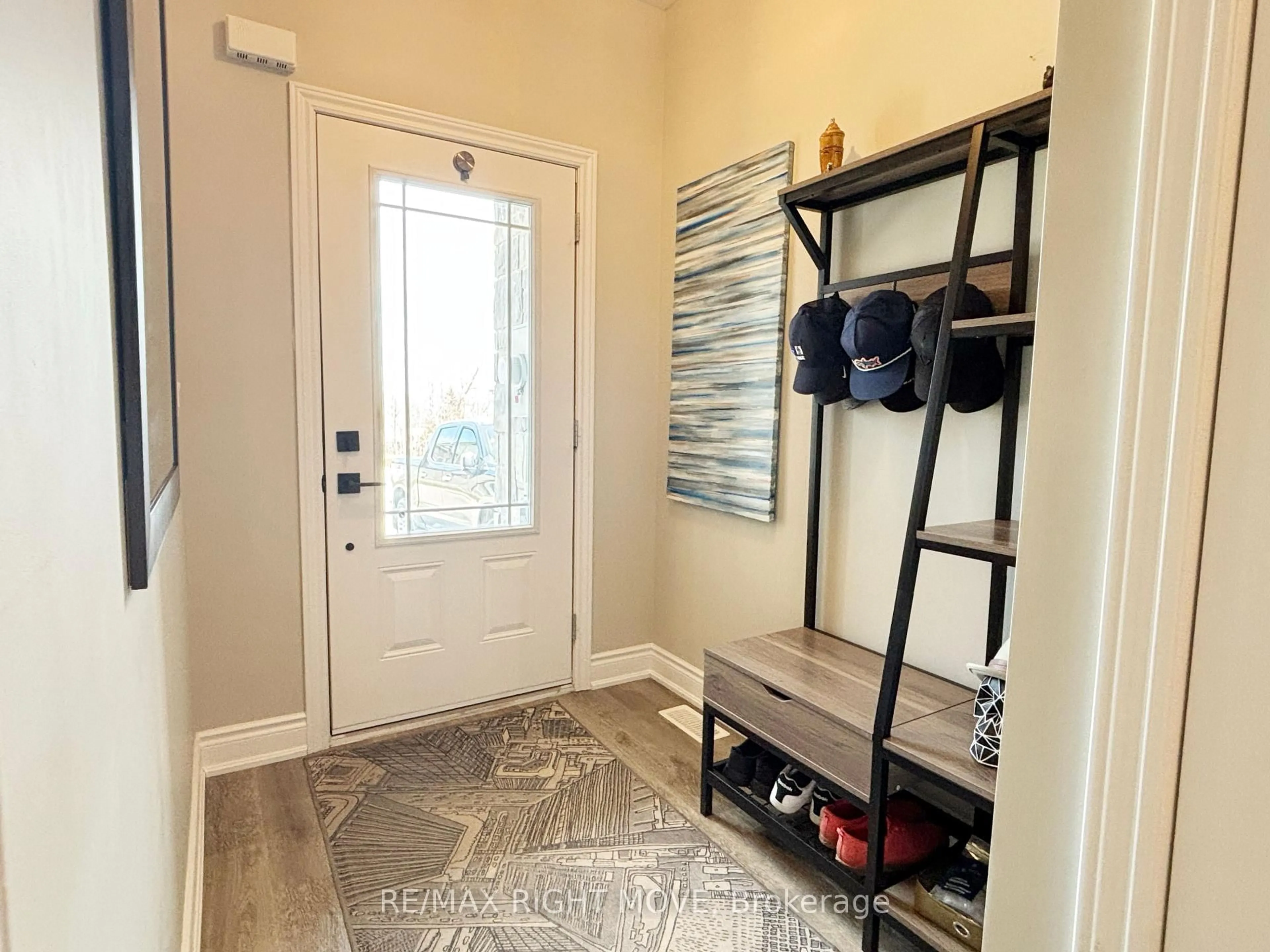 Indoor entryway for 321 Lucy Lane, Orillia Ontario L3V 8L3