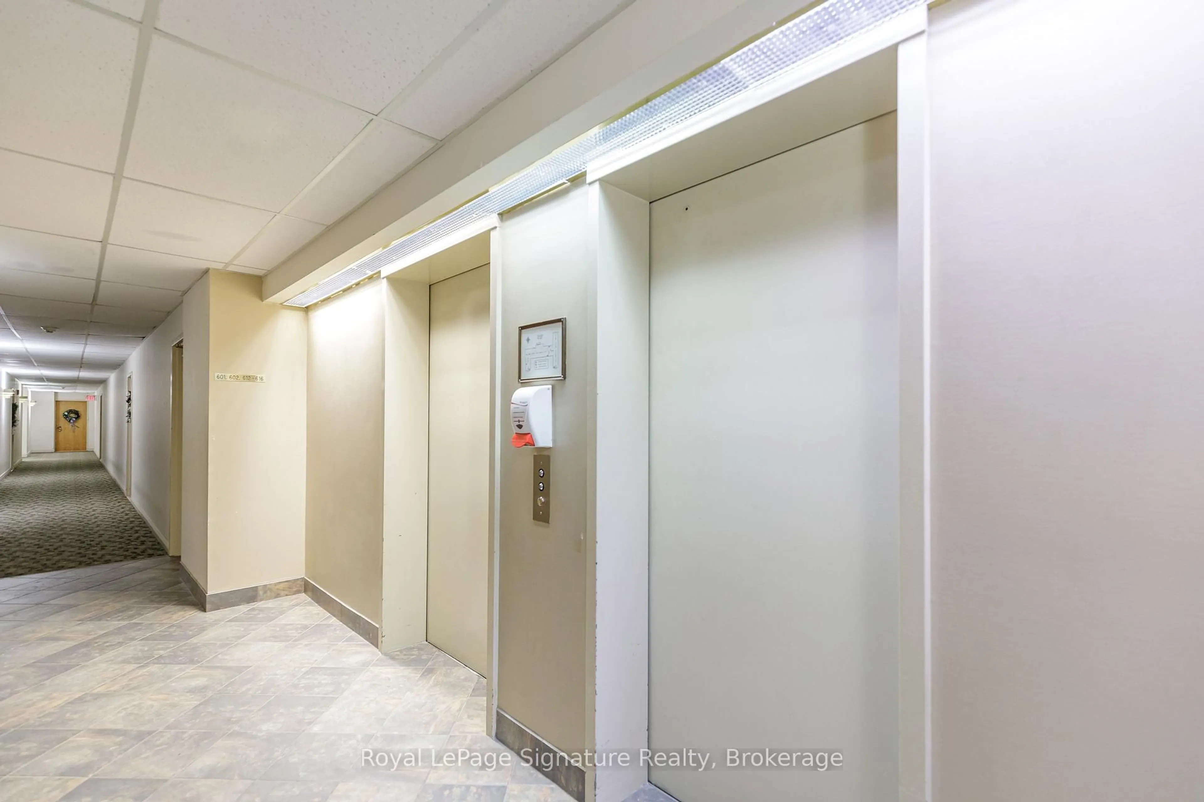 Indoor foyer for 172 Eighth St #608, Collingwood Ontario L9Y 4T2
