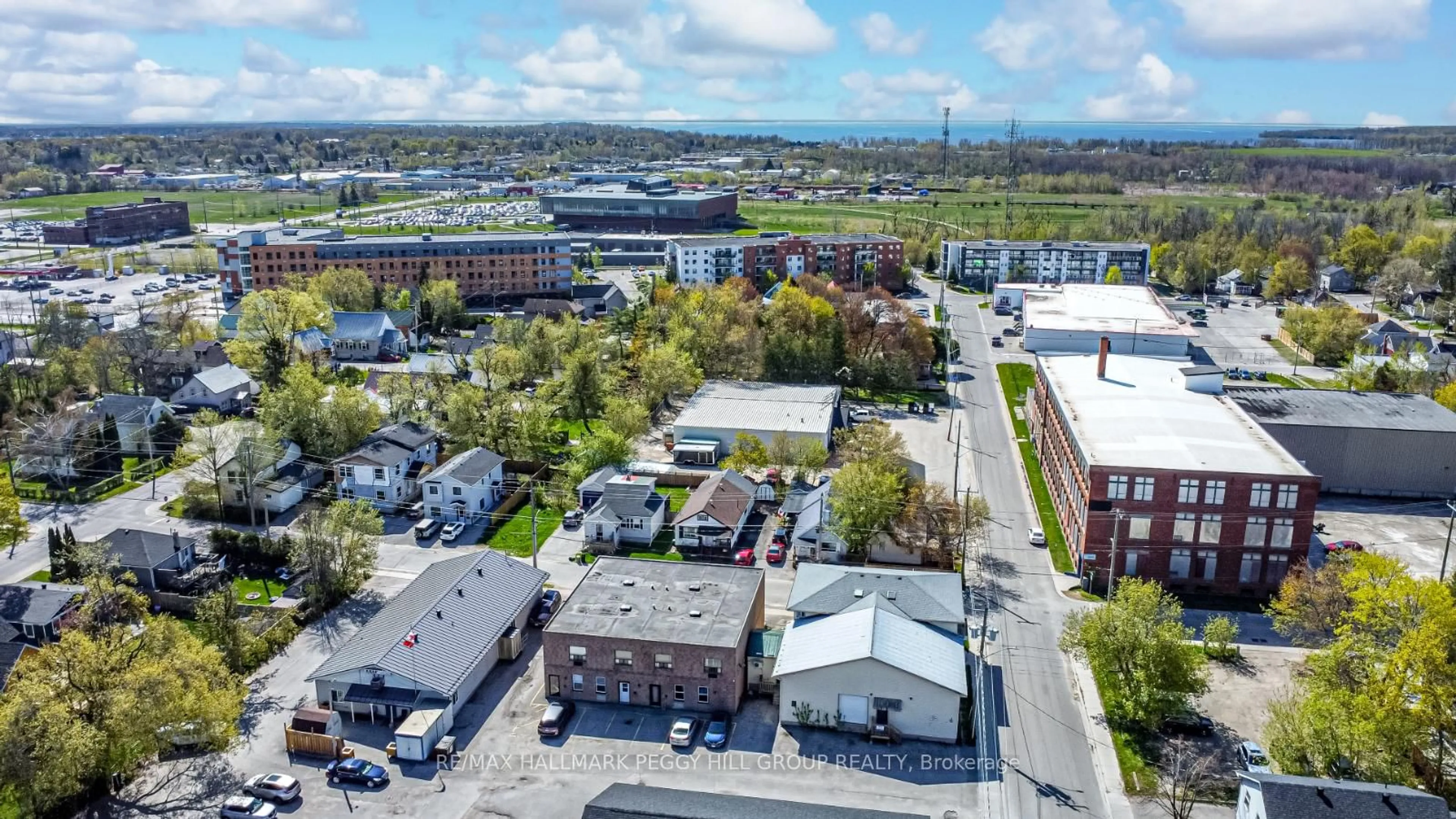 A pic from outside/outdoor area/front of a property/back of a property/a pic from drone, street for 87 Victoria St, Orillia Ontario L3V 2V9