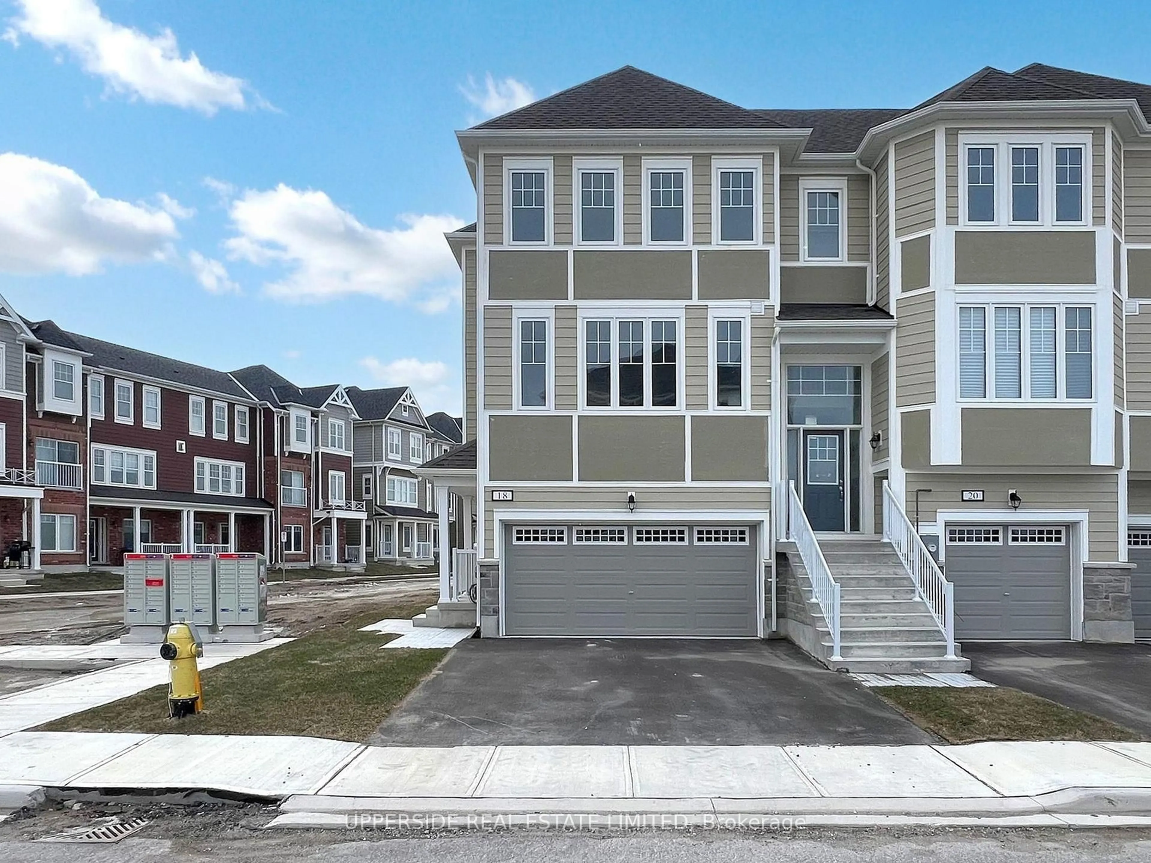 Home with vinyl exterior material, street for 18 Lana Circ, Wasaga Beach Ontario L9Z 0L2