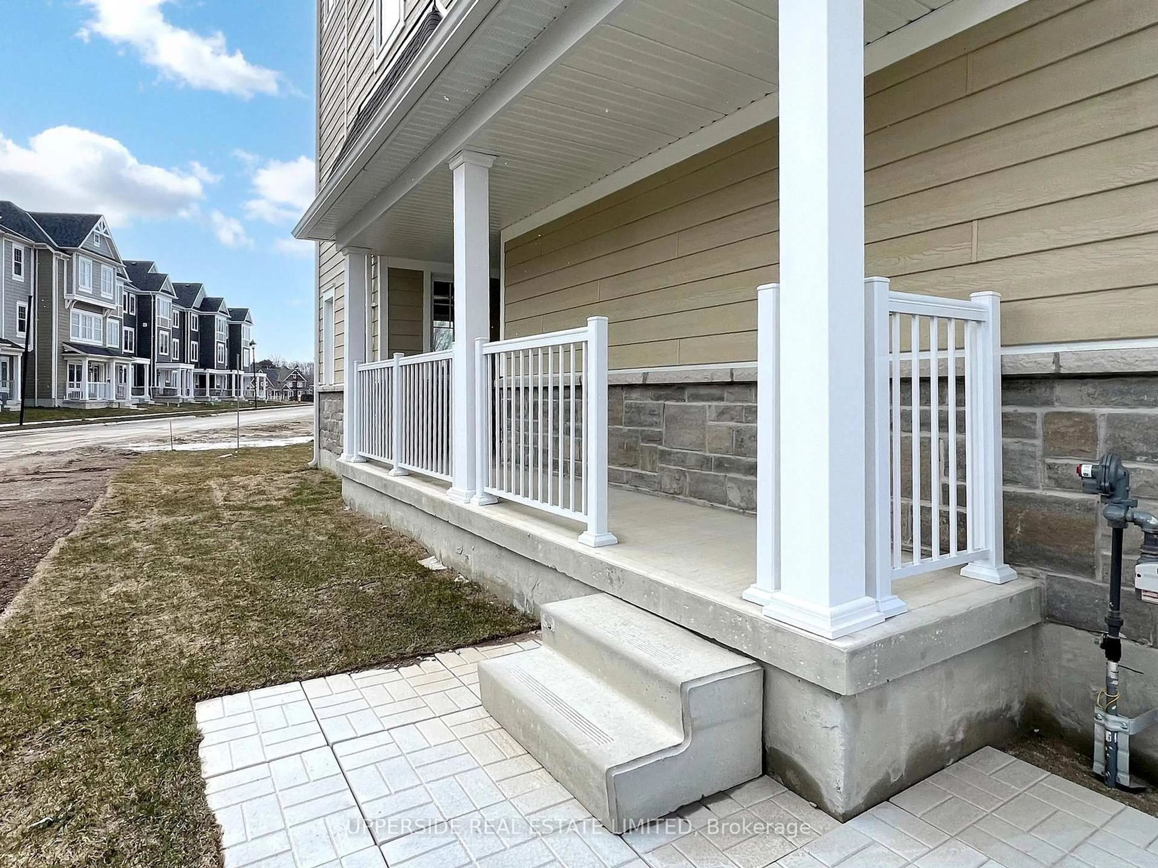 Patio, street for 18 Lana Circ, Wasaga Beach Ontario L9Z 0L2