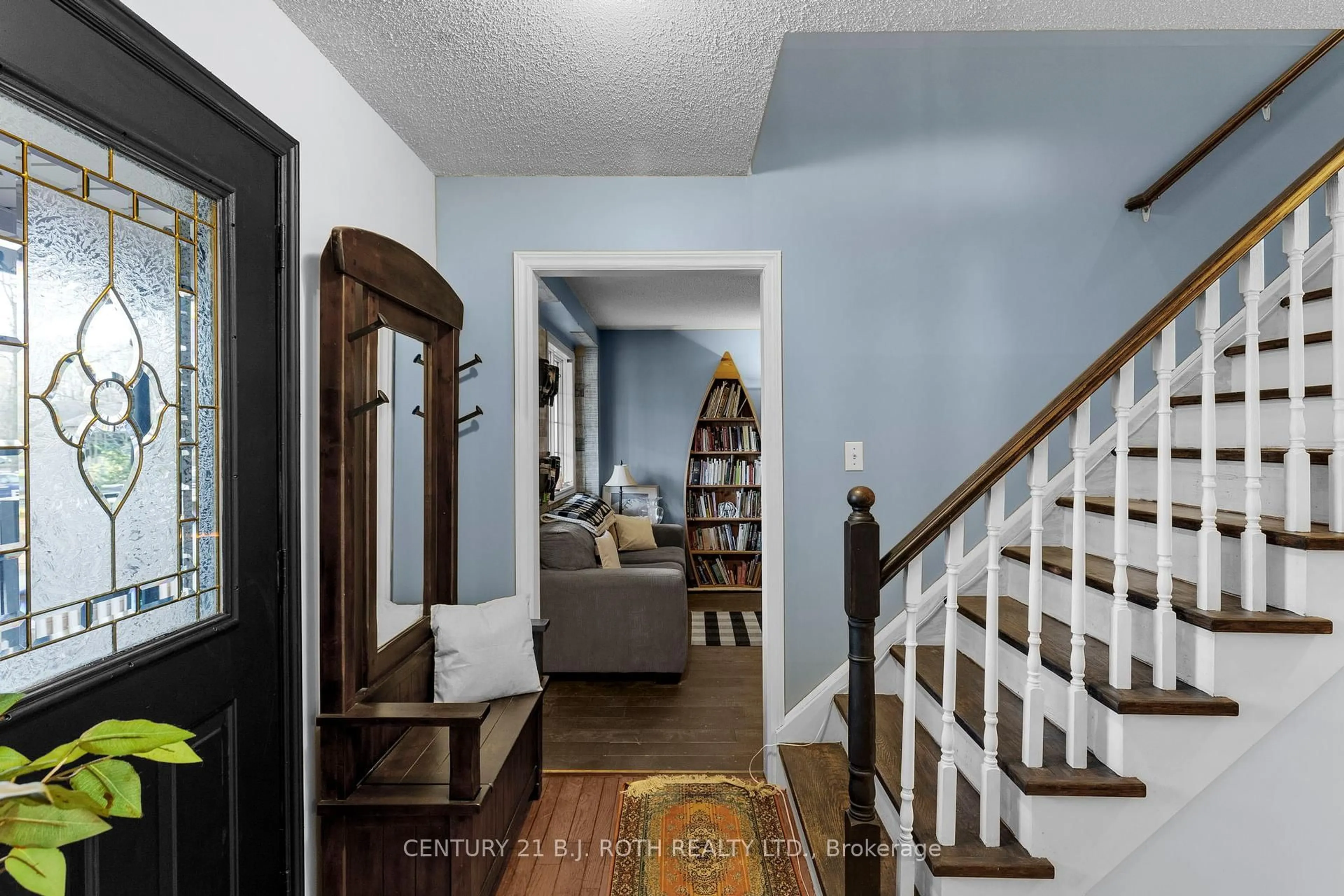 Indoor entryway for 53 SLALOM Dr, Oro-Medonte Ontario L0K 1N0