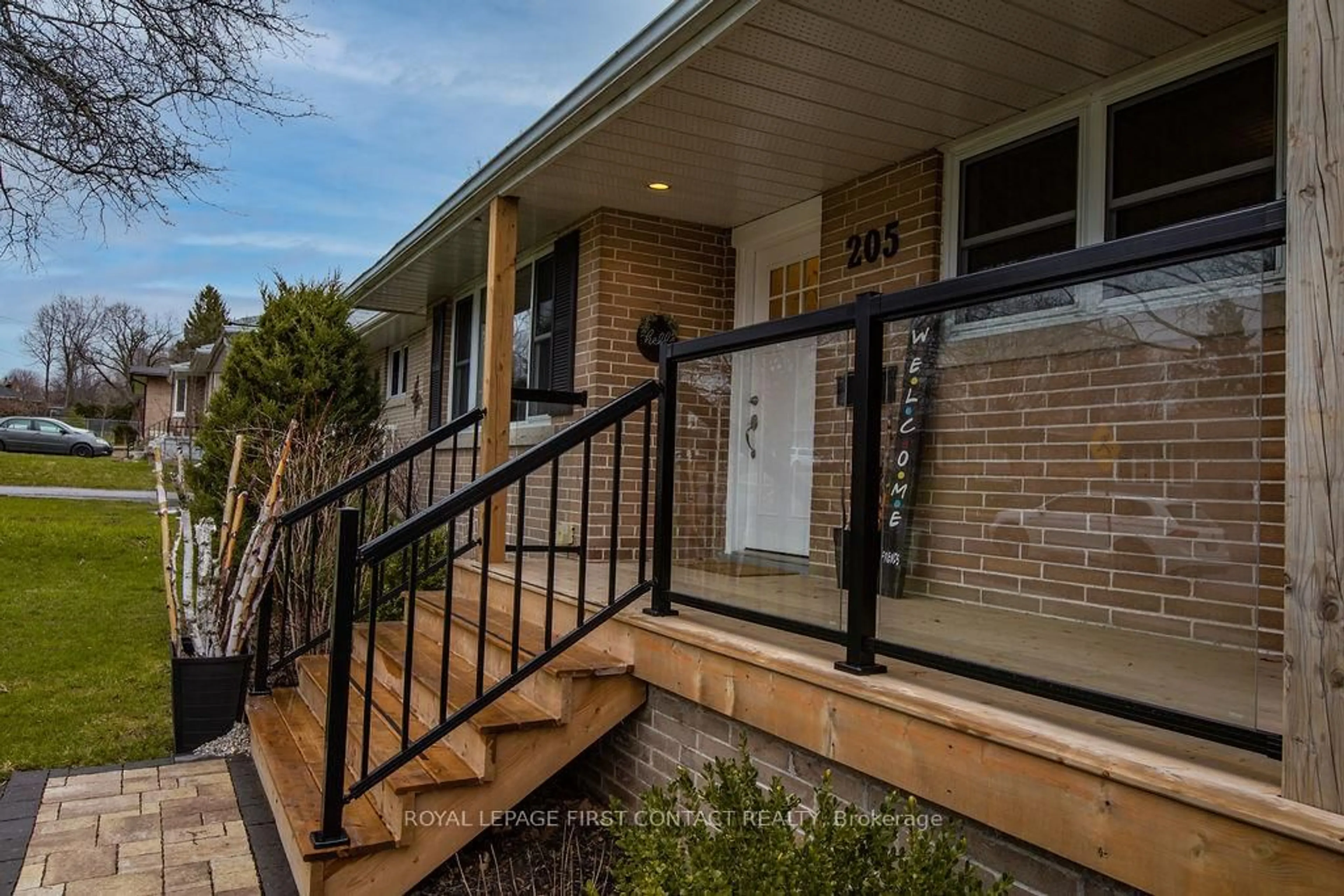 Home with brick exterior material, street for 205 Wellington St, Barrie Ontario L4M 2C9