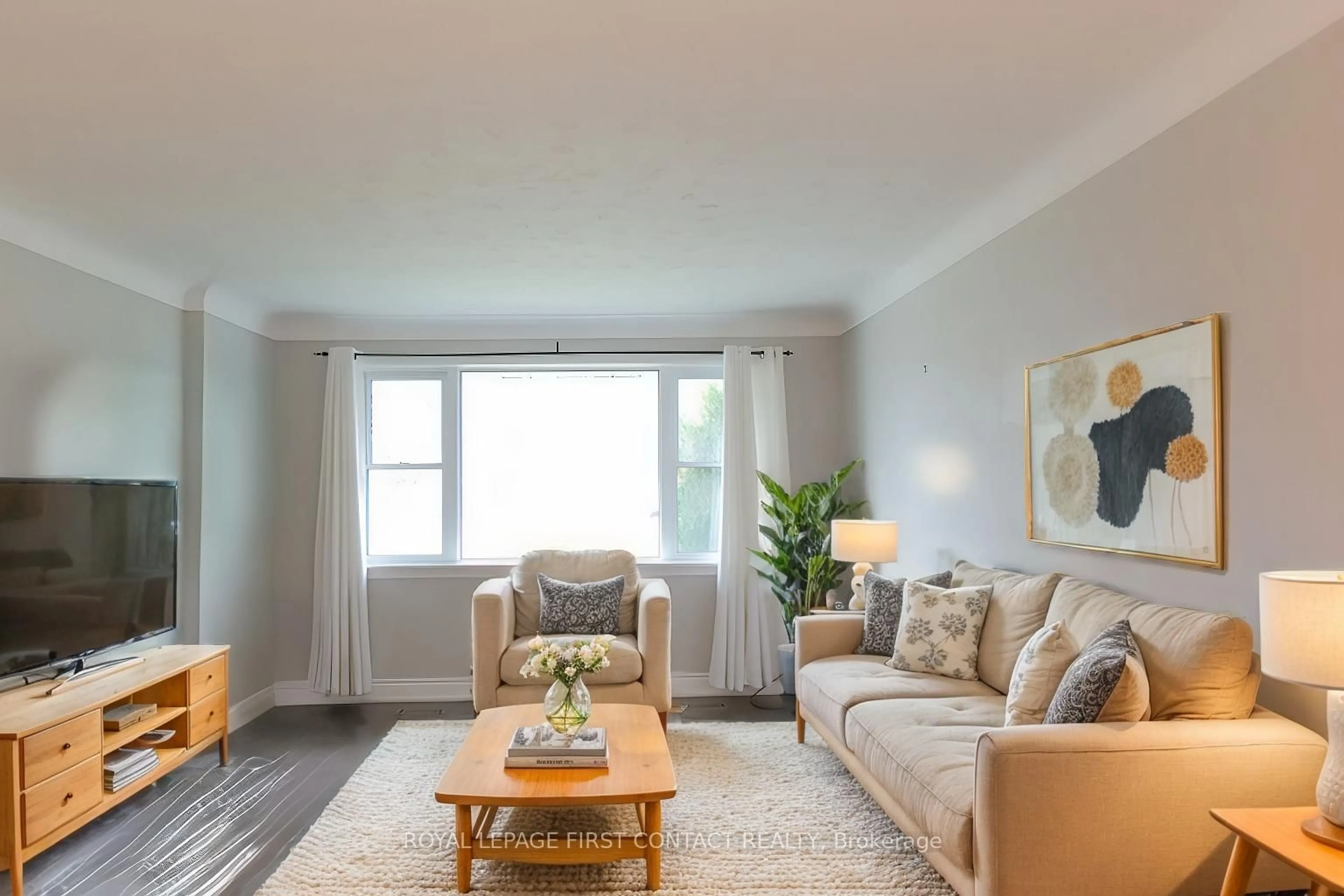 Living room with furniture, wood/laminate floor for 205 Wellington St, Barrie Ontario L4M 2C9