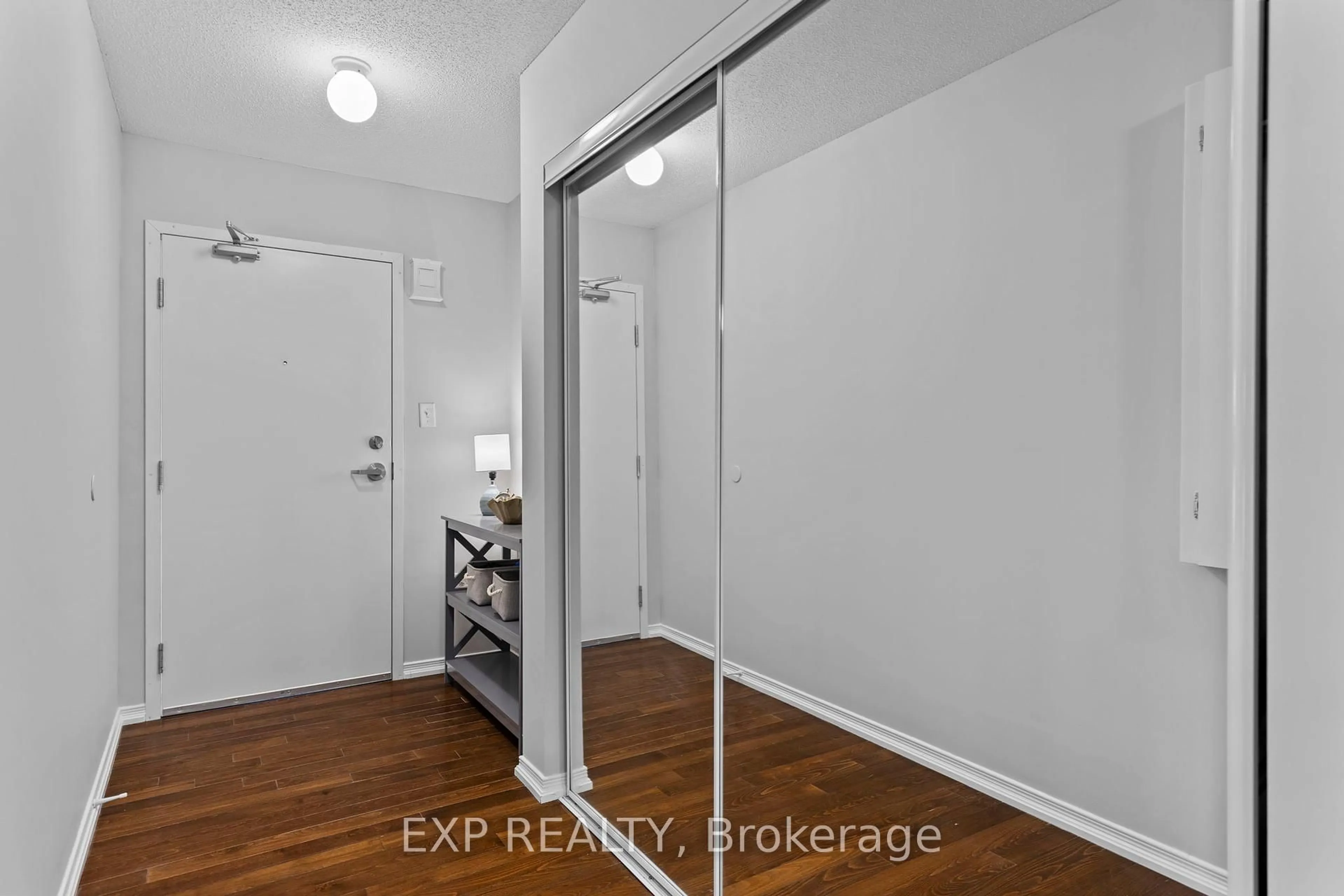 Indoor entryway for 15 Cheltenham Rd #1, Barrie Ontario L4M 0E7