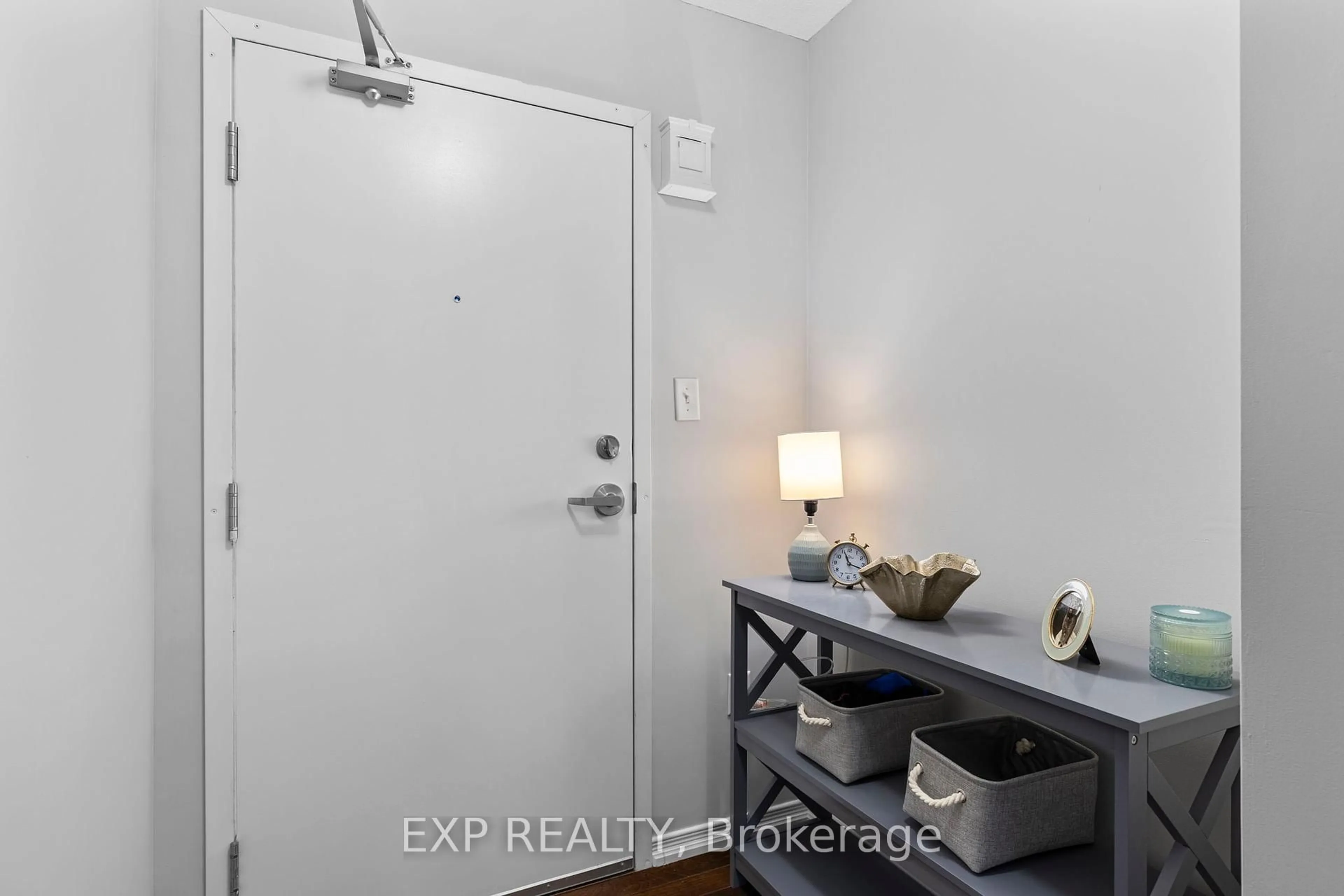 Indoor entryway for 15 Cheltenham Rd #1, Barrie Ontario L4M 0E7