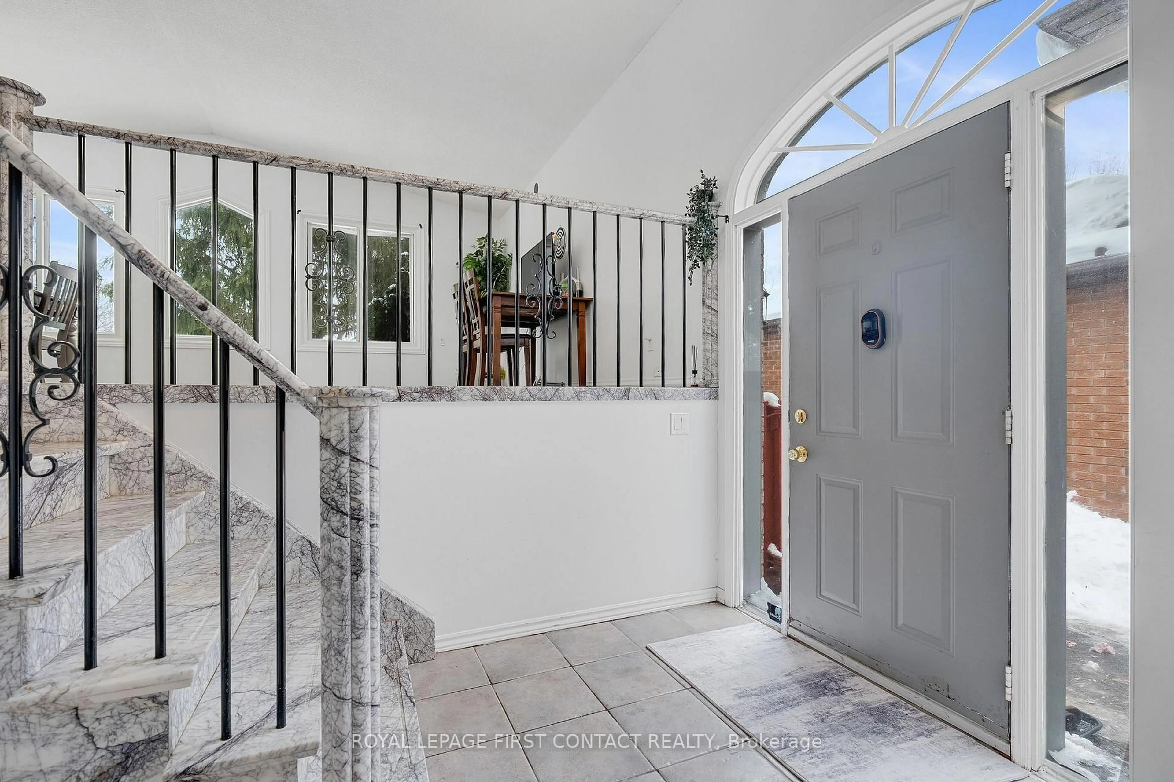 Indoor entryway for 55 ROSENFELD Dr, Barrie Ontario L4M 5X5