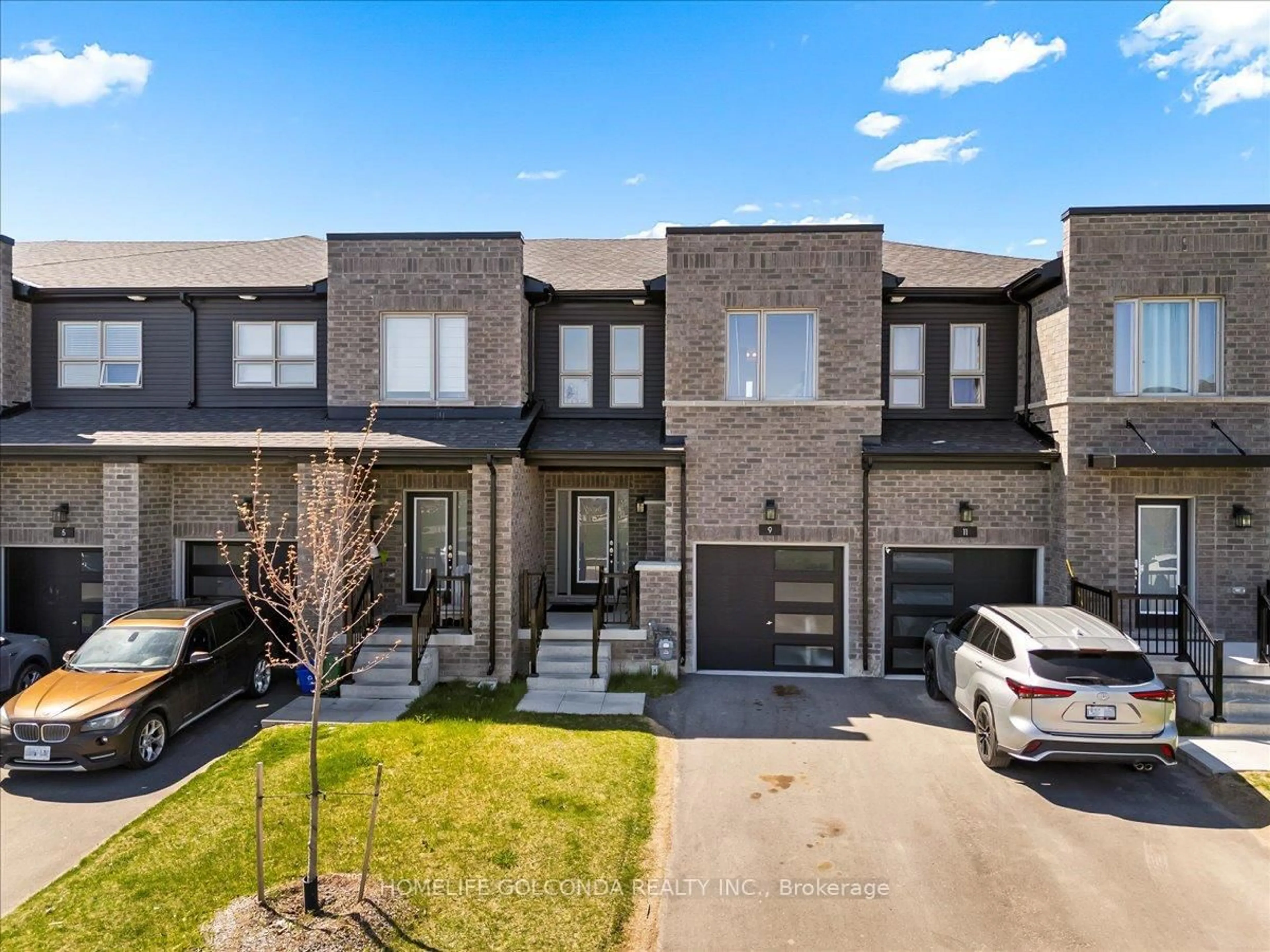 A pic from outside/outdoor area/front of a property/back of a property/a pic from drone, street for 9 Evergreen Terr, Barrie Ontario L9J 0M6