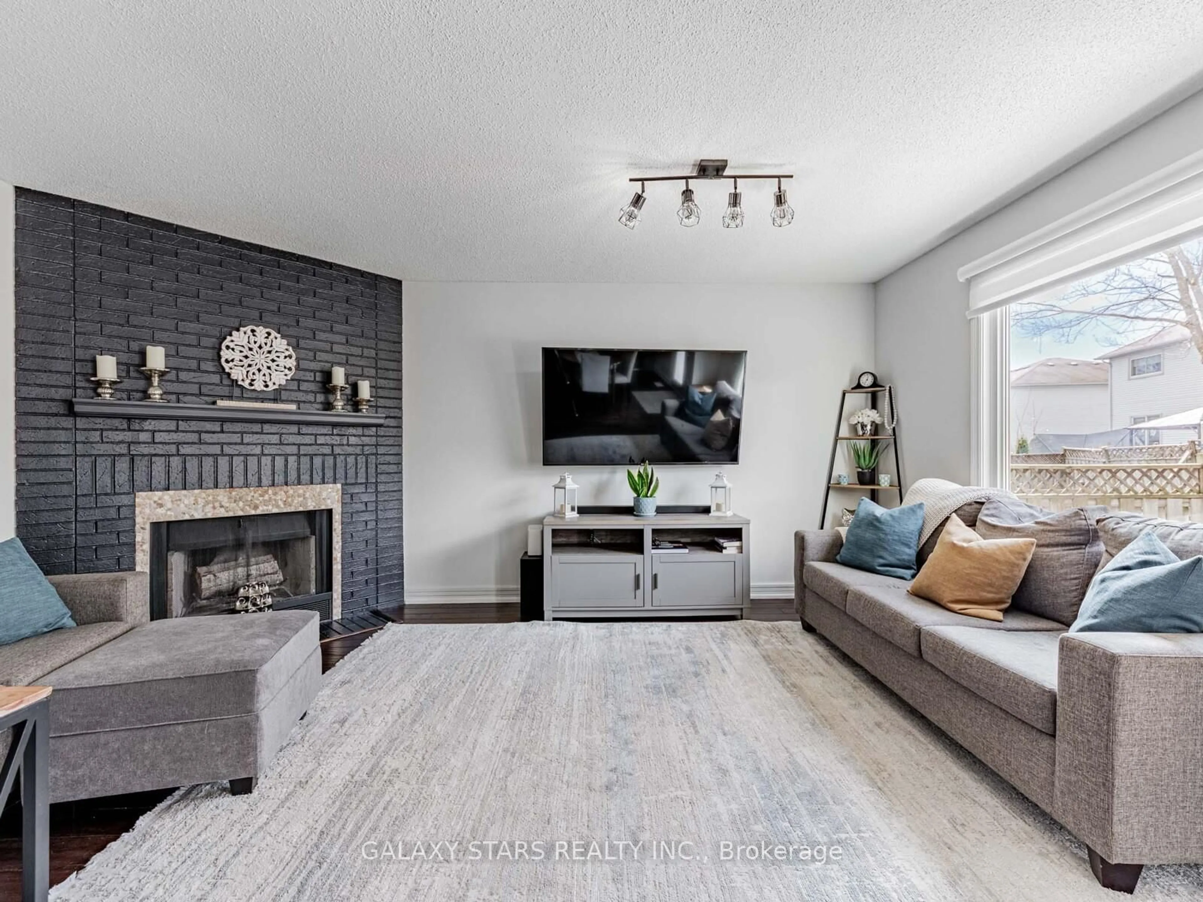 Living room with furniture, unknown for 44 Penton Dr, Barrie Ontario L4N 7A3