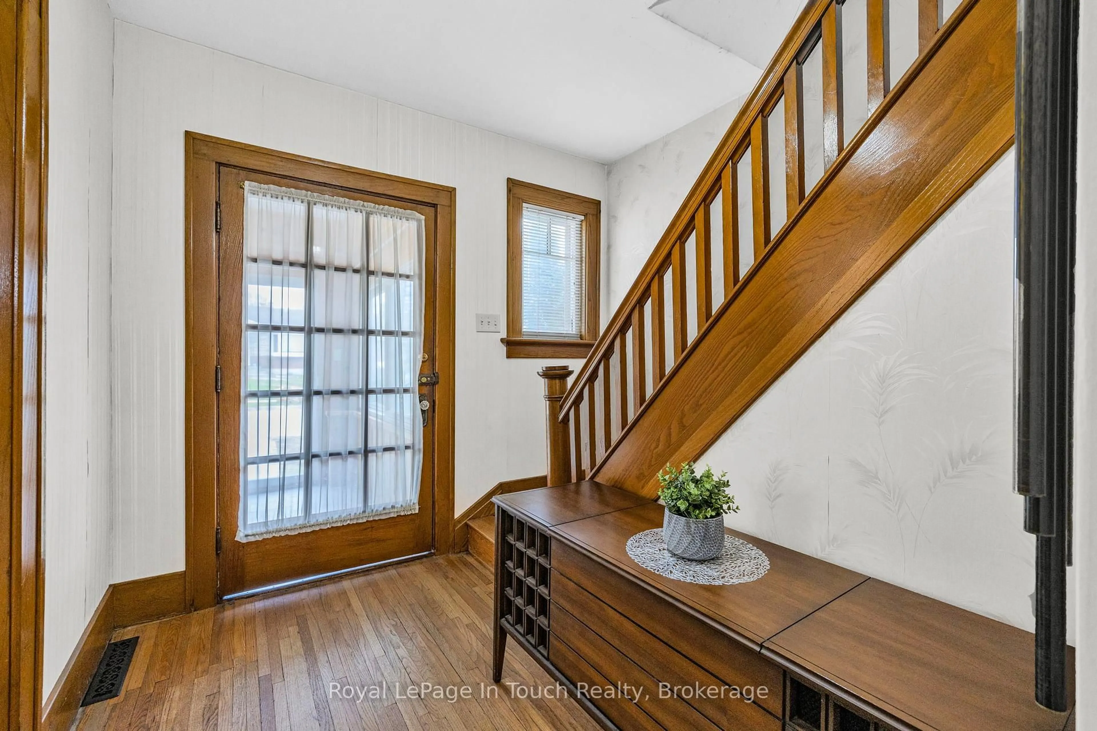 Indoor entryway for 475 Midland Ave, Midland Ontario L4R 3L4
