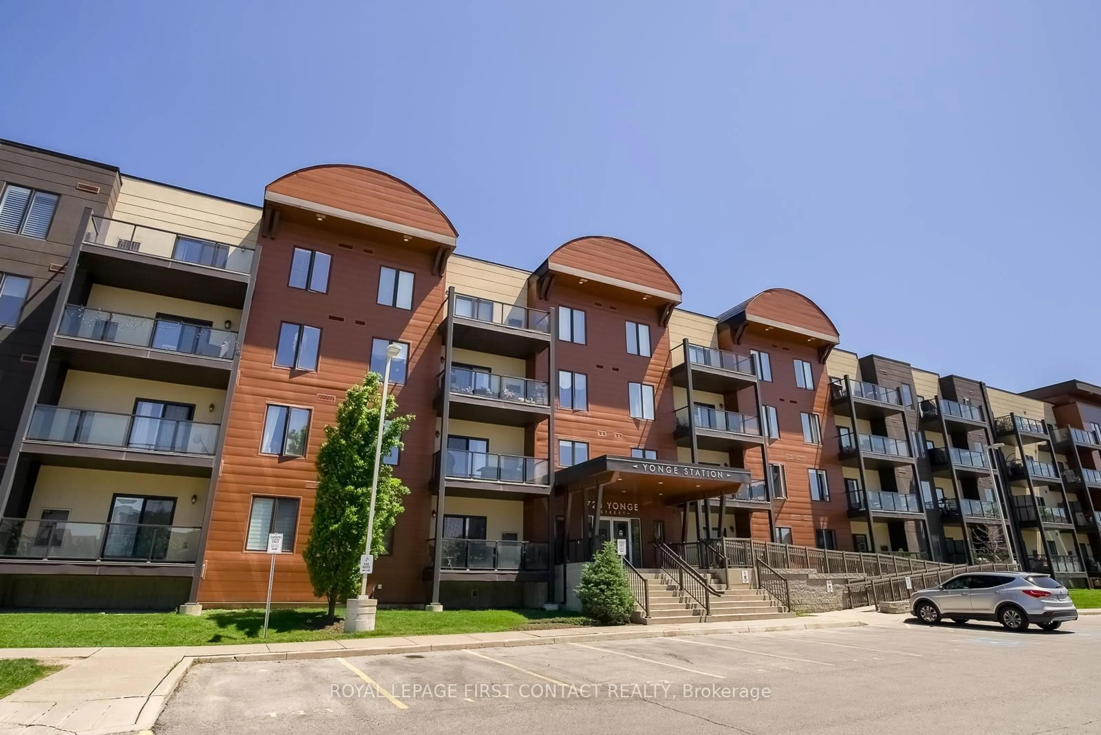Patio, building for 720 Yonge St #101, Barrie Ontario L9G 0G9