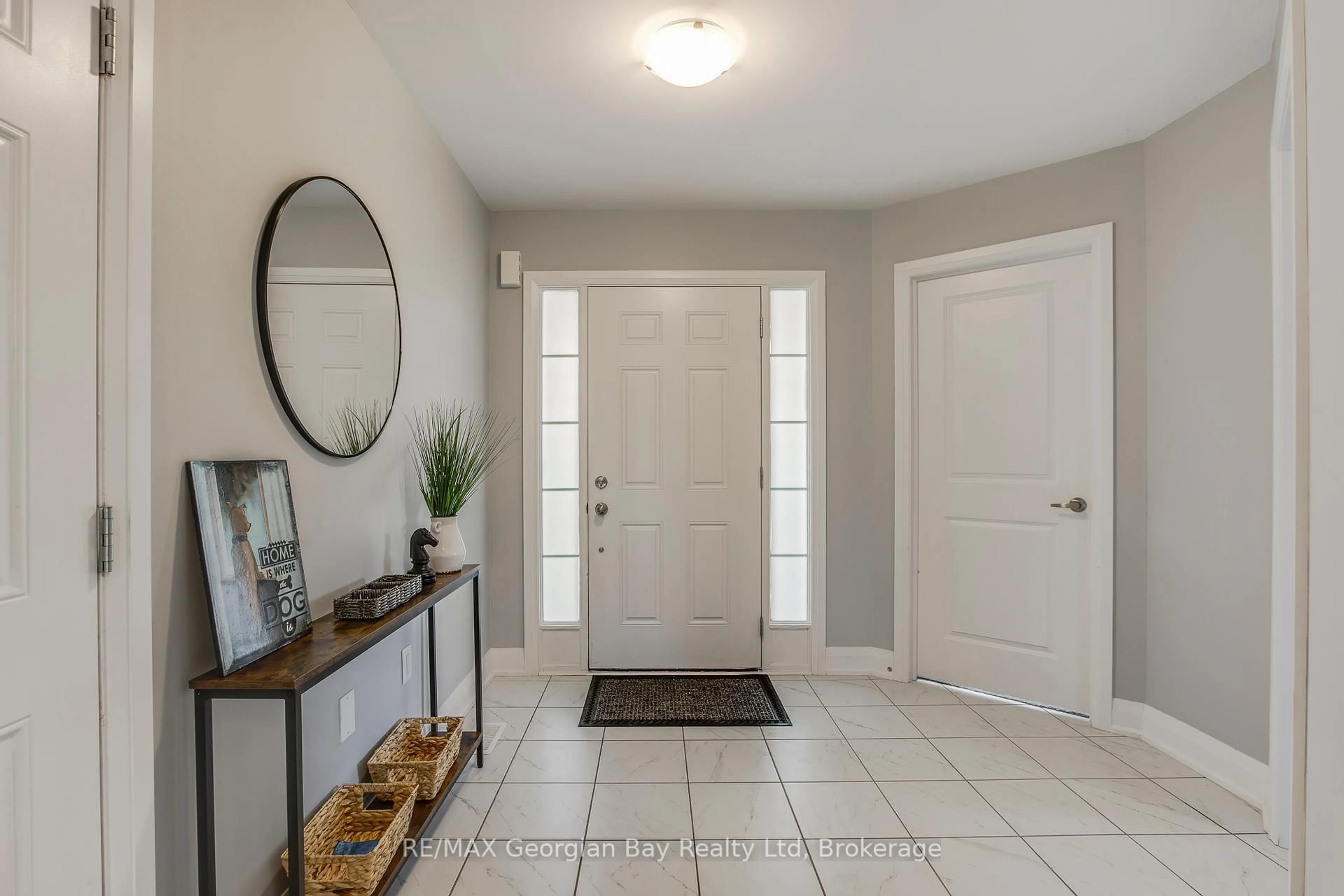 Indoor entryway for 14 BEAUSOLEIL DRIVE N/A, Penetanguishene Ontario L9M 0V8