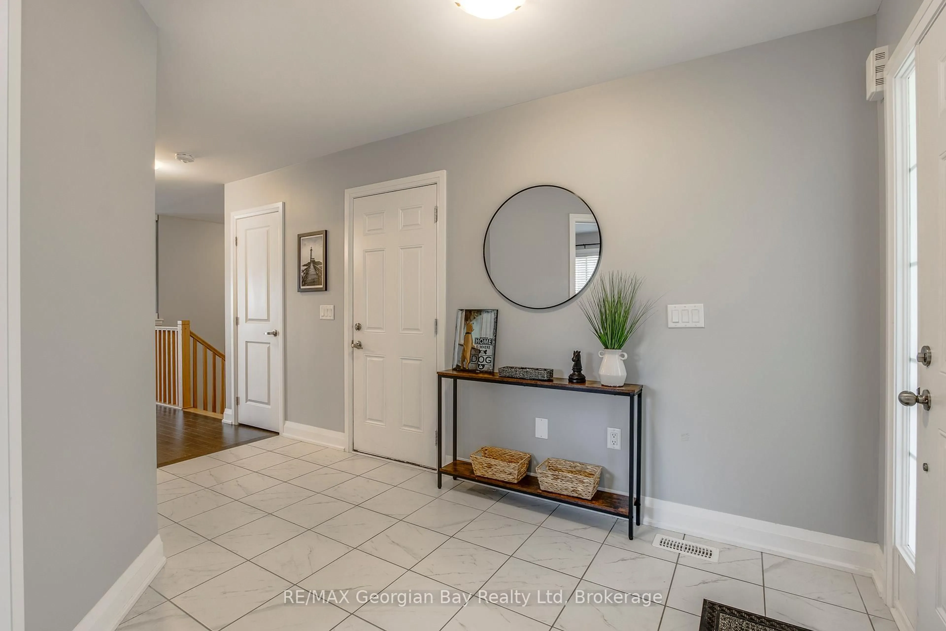 Indoor entryway for 14 BEAUSOLEIL DRIVE N/A, Penetanguishene Ontario L9M 0V8