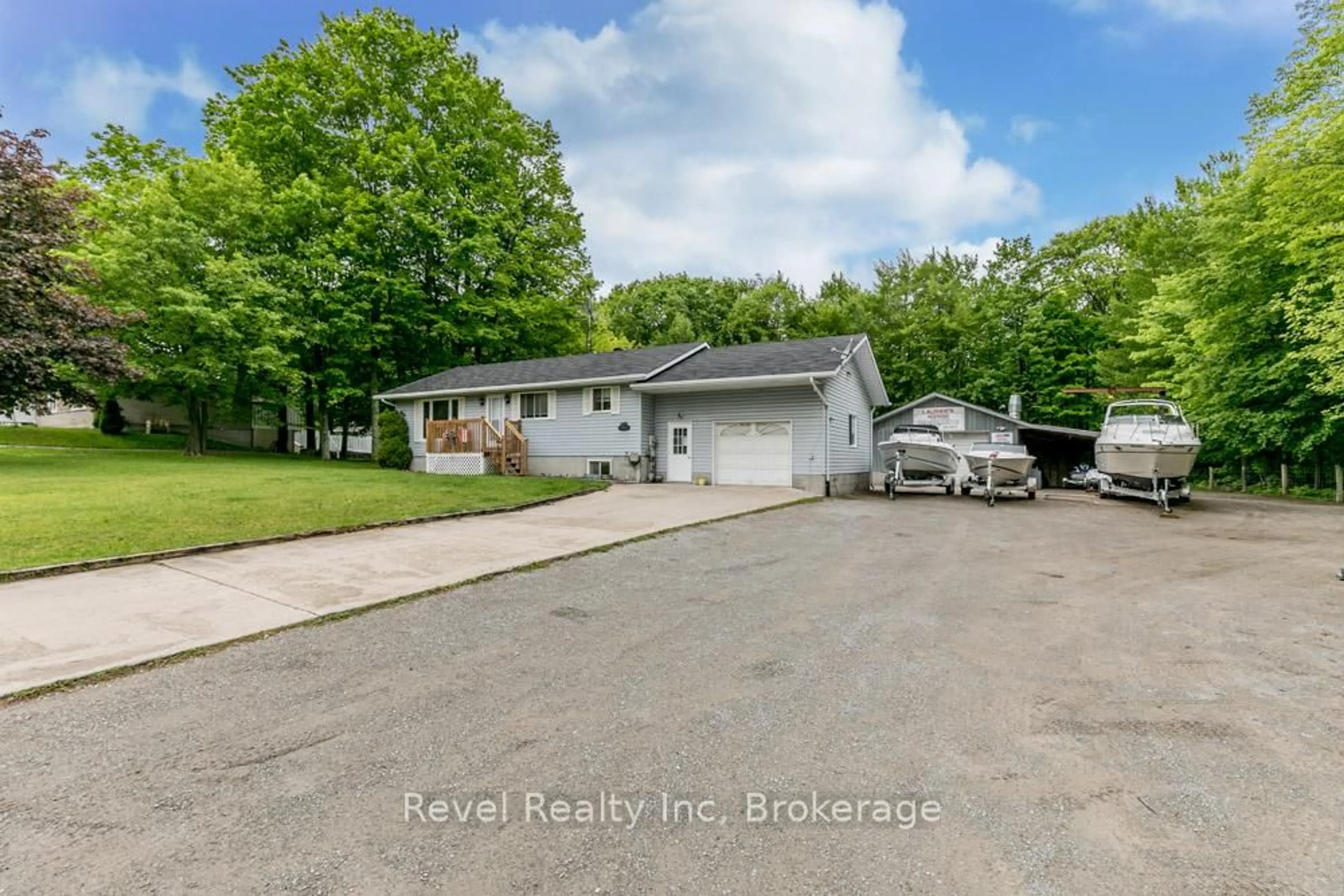 A pic from outside/outdoor area/front of a property/back of a property/a pic from drone, street for 1710 GOLF LINK Rd, Tiny Ontario L0L 2J0