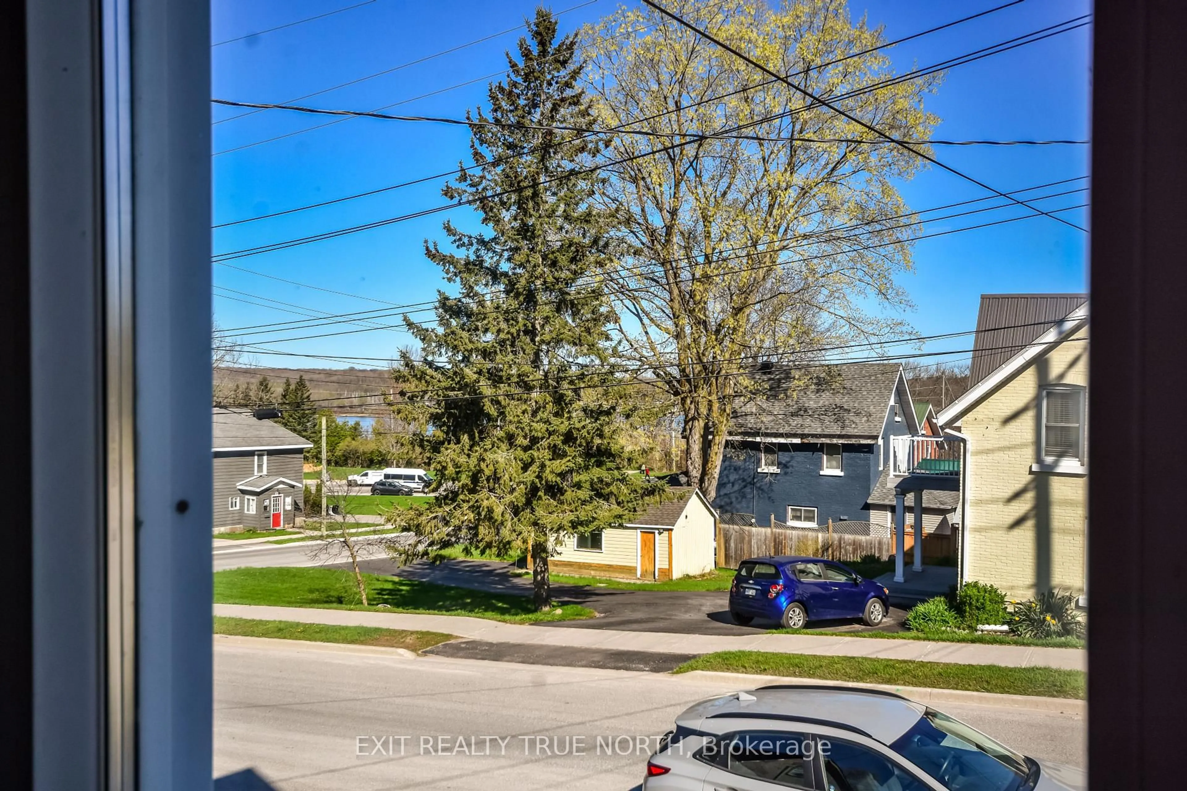 A pic from outside/outdoor area/front of a property/back of a property/a pic from drone, street for 385 Gloucester St, Midland Ontario L4R 1J2