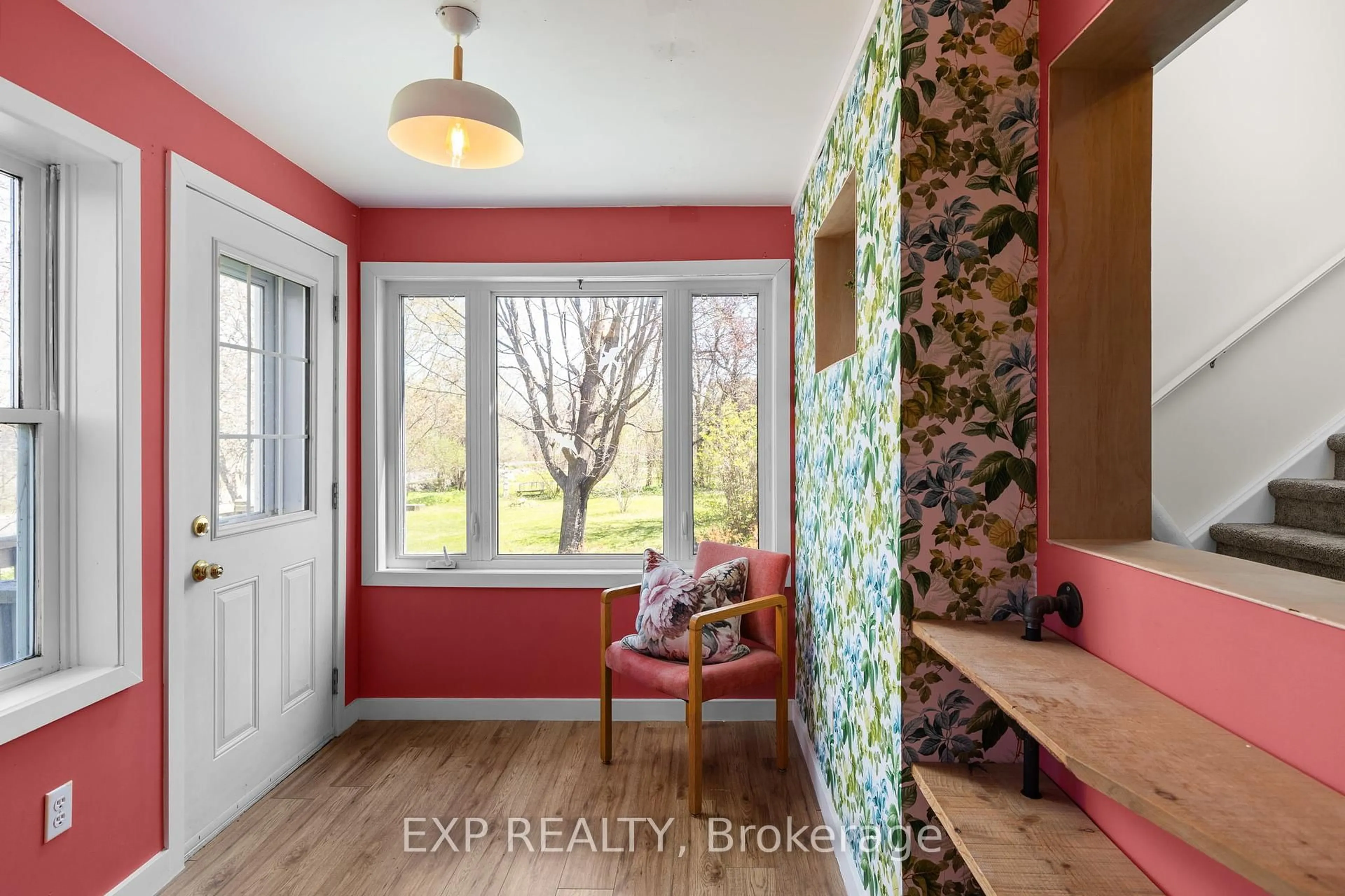 Indoor entryway for 2752 Old Fort Rd, Midland Ontario L4R 4K3