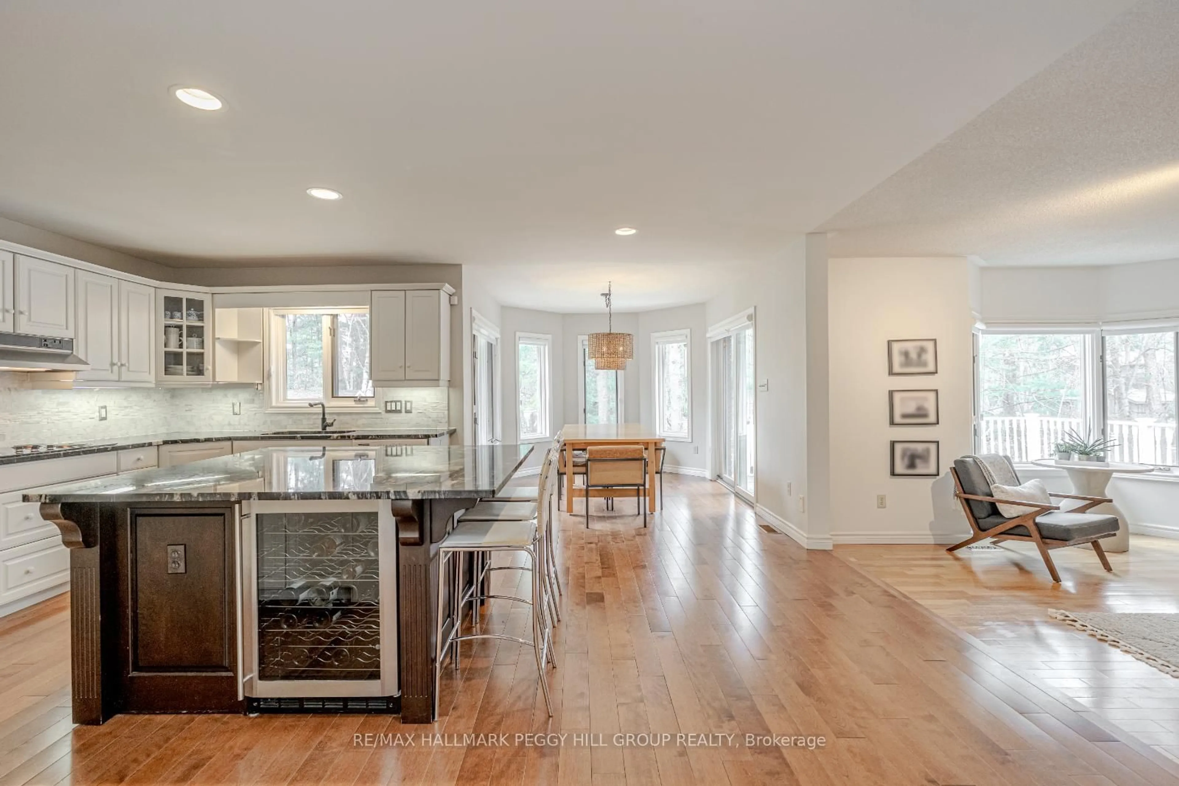 Open concept kitchen, ceramic/tile floor for 24 Willow Bay Dr, Springwater Ontario L9X 0R2