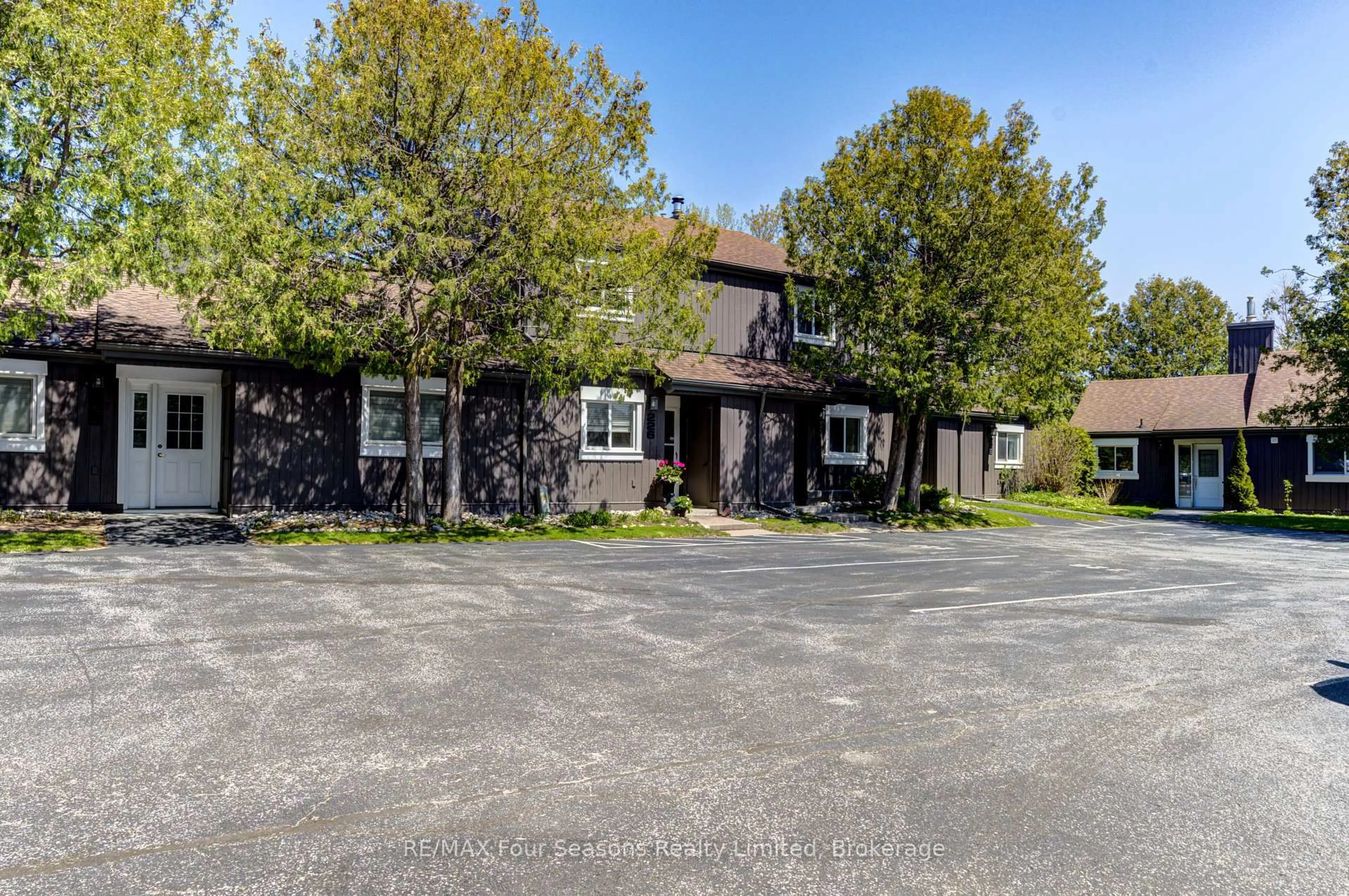 A pic from outside/outdoor area/front of a property/back of a property/a pic from drone, street for 17 Harbour St #226, Collingwood Ontario L9Y 5B4