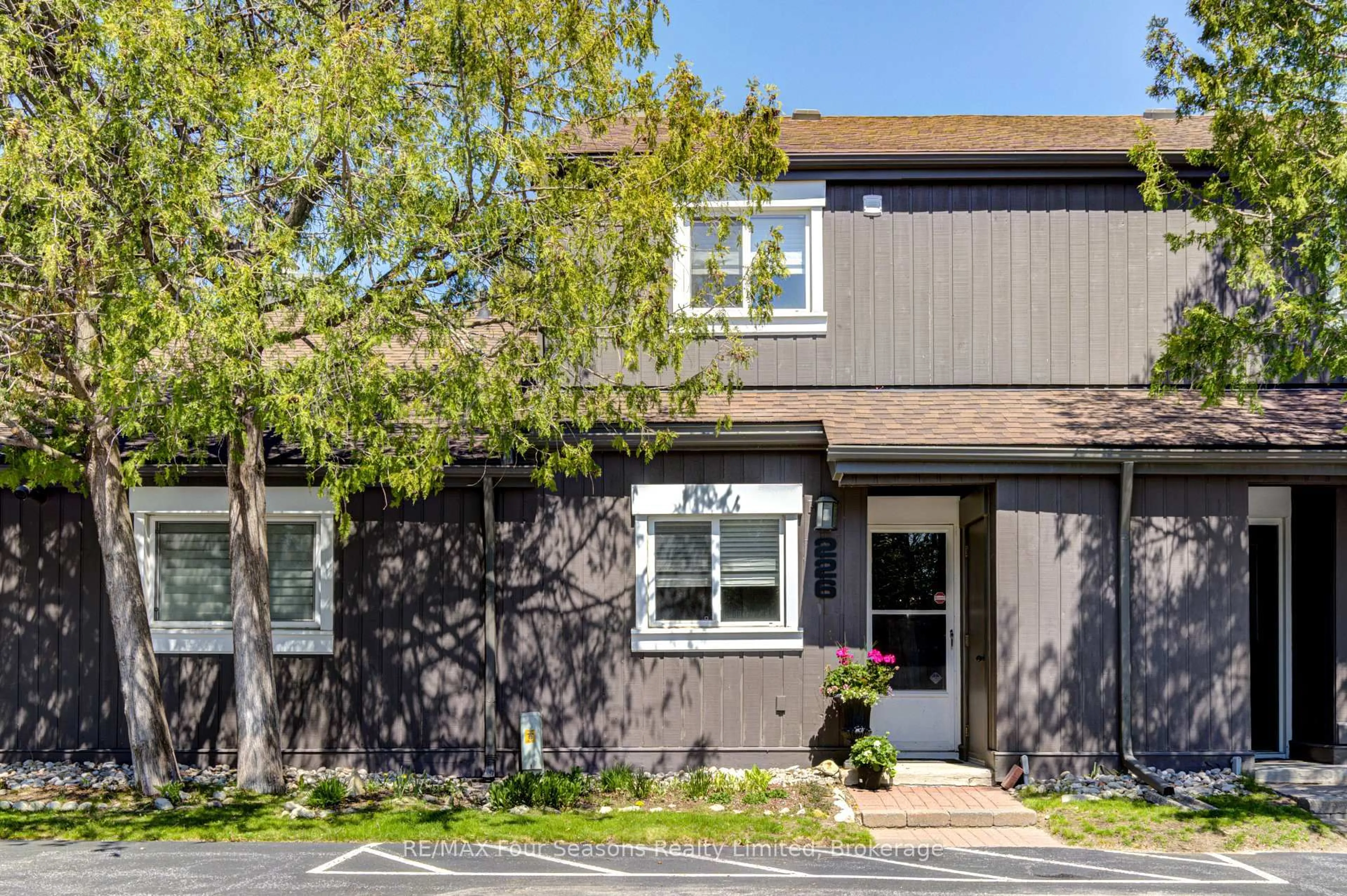 Home with vinyl exterior material, street for 17 Harbour St #226, Collingwood Ontario L9Y 5B4