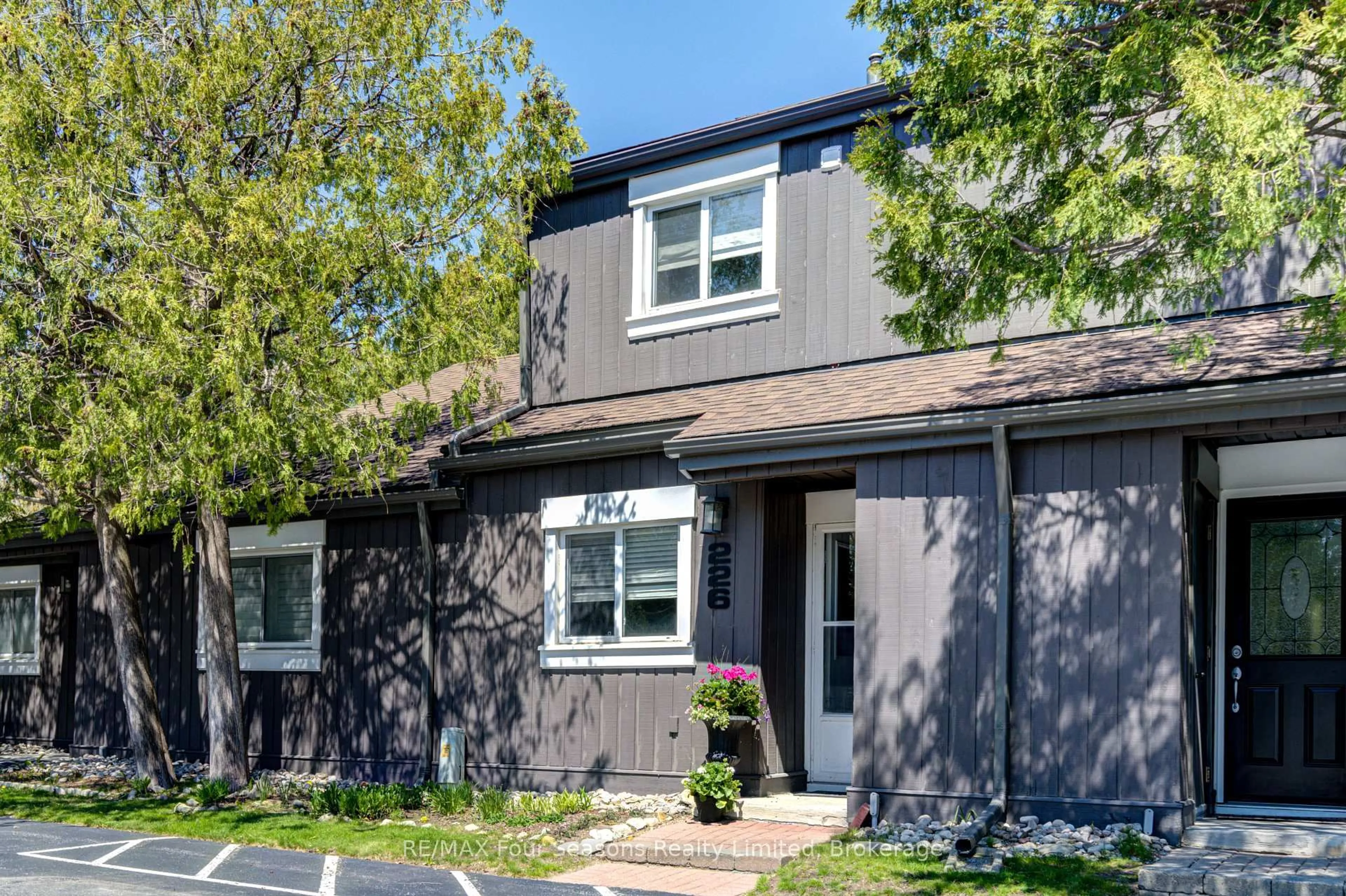 Home with vinyl exterior material, street for 17 Harbour St #226, Collingwood Ontario L9Y 5B4