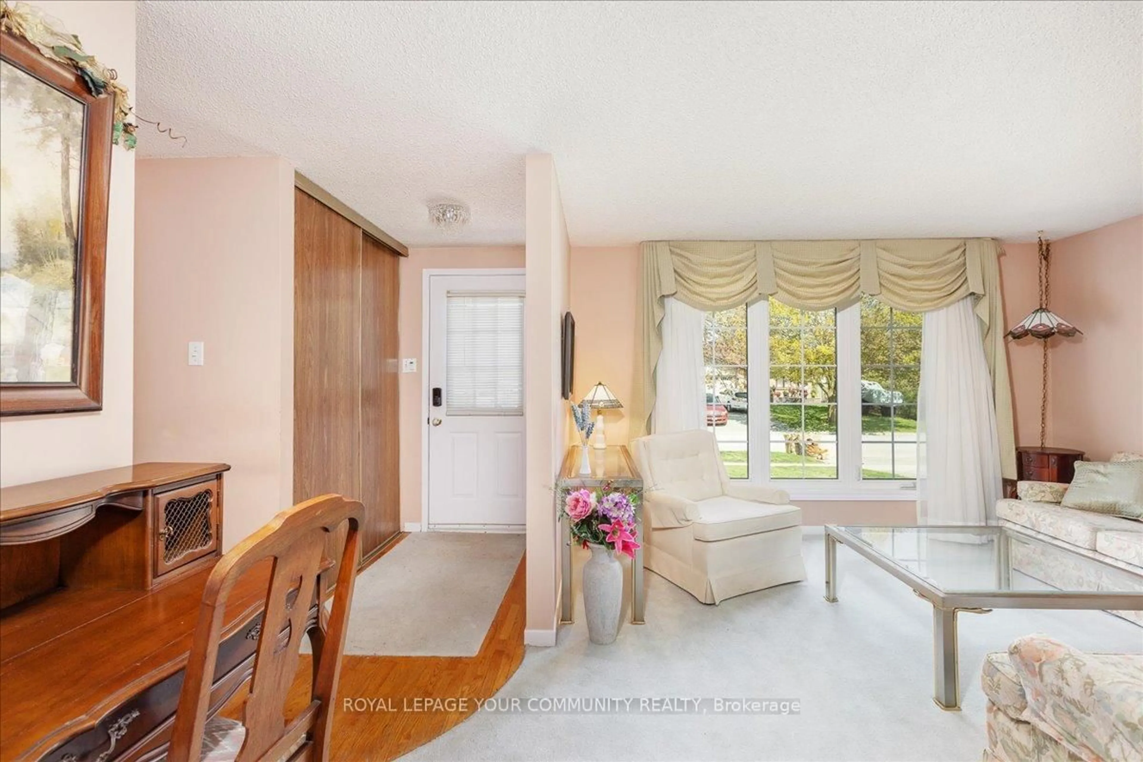 Indoor foyer for 4 Wells Cres, Barrie Ontario L4N 5W5