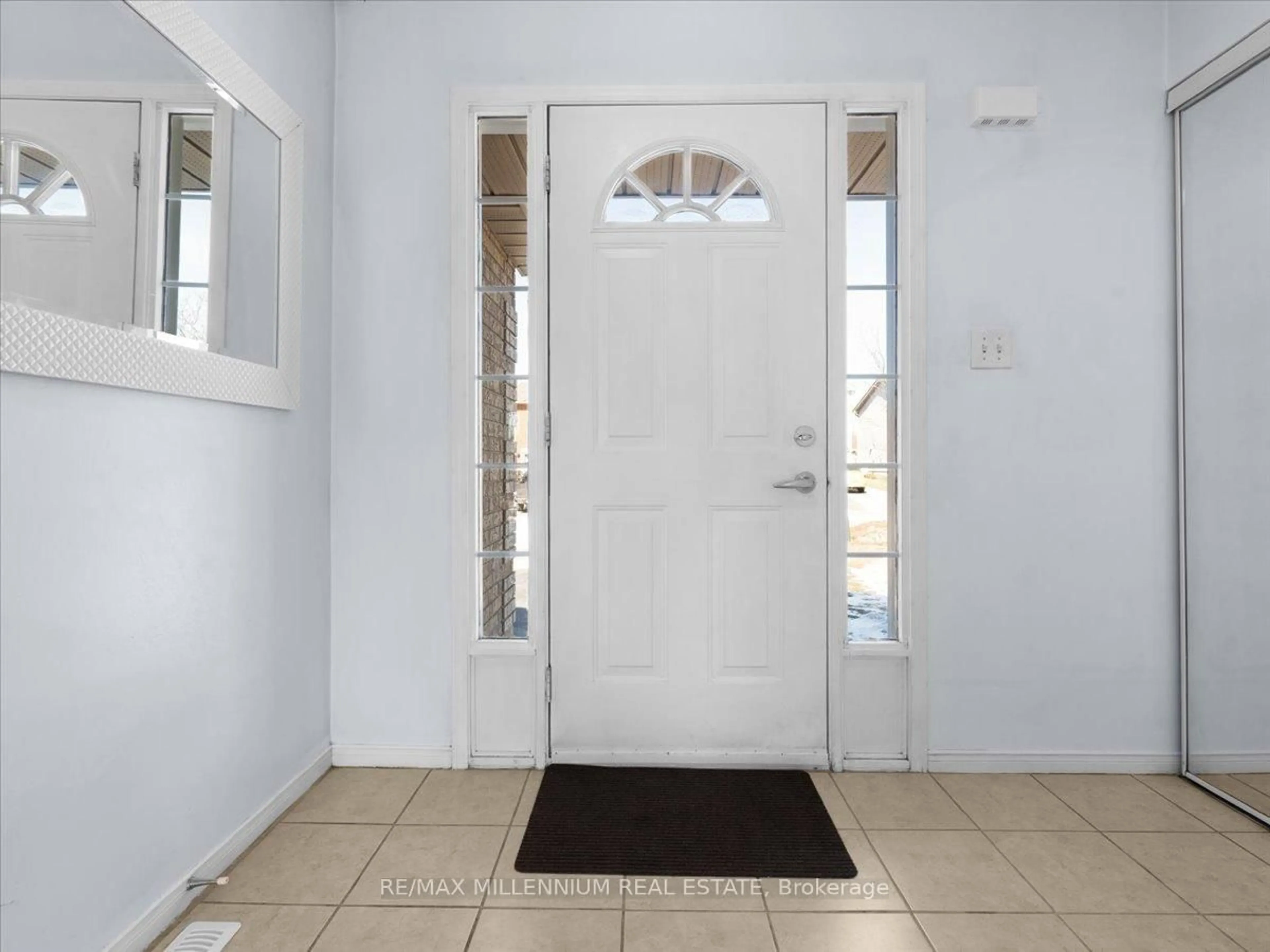 Indoor entryway for 3 Masters Dr, Barrie Ontario L4M 6W4