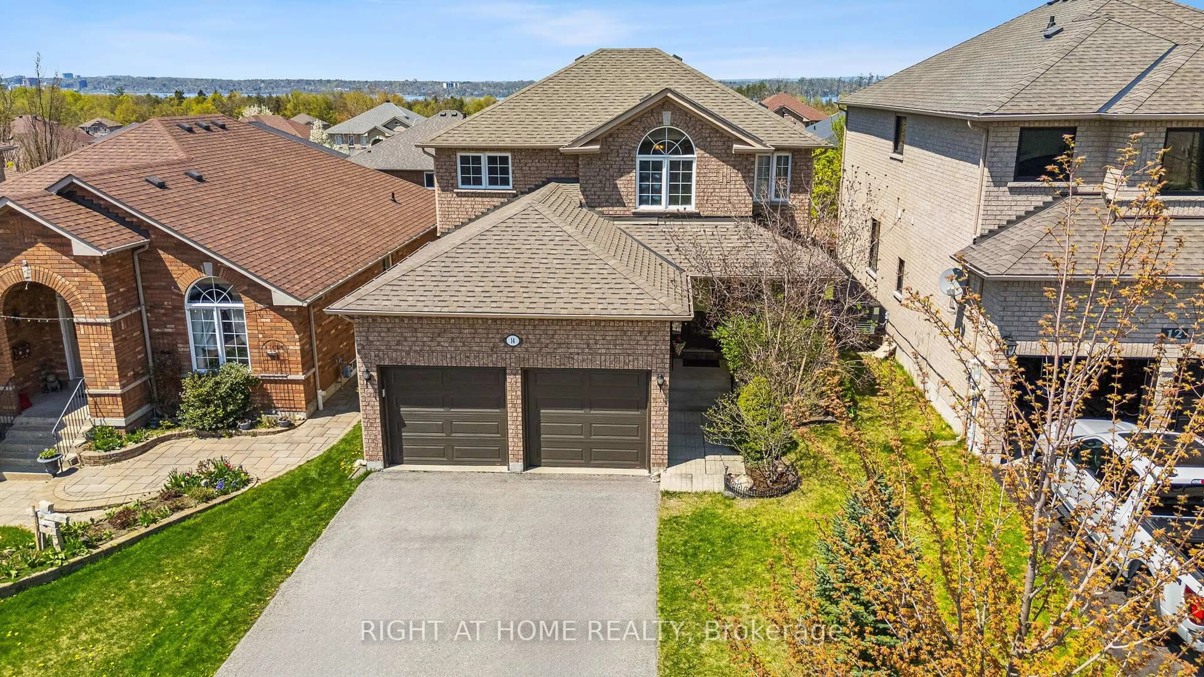 A pic from outside/outdoor area/front of a property/back of a property/a pic from drone, street for 14 Prince Of Wales Dr, Barrie Ontario L4N 0T5