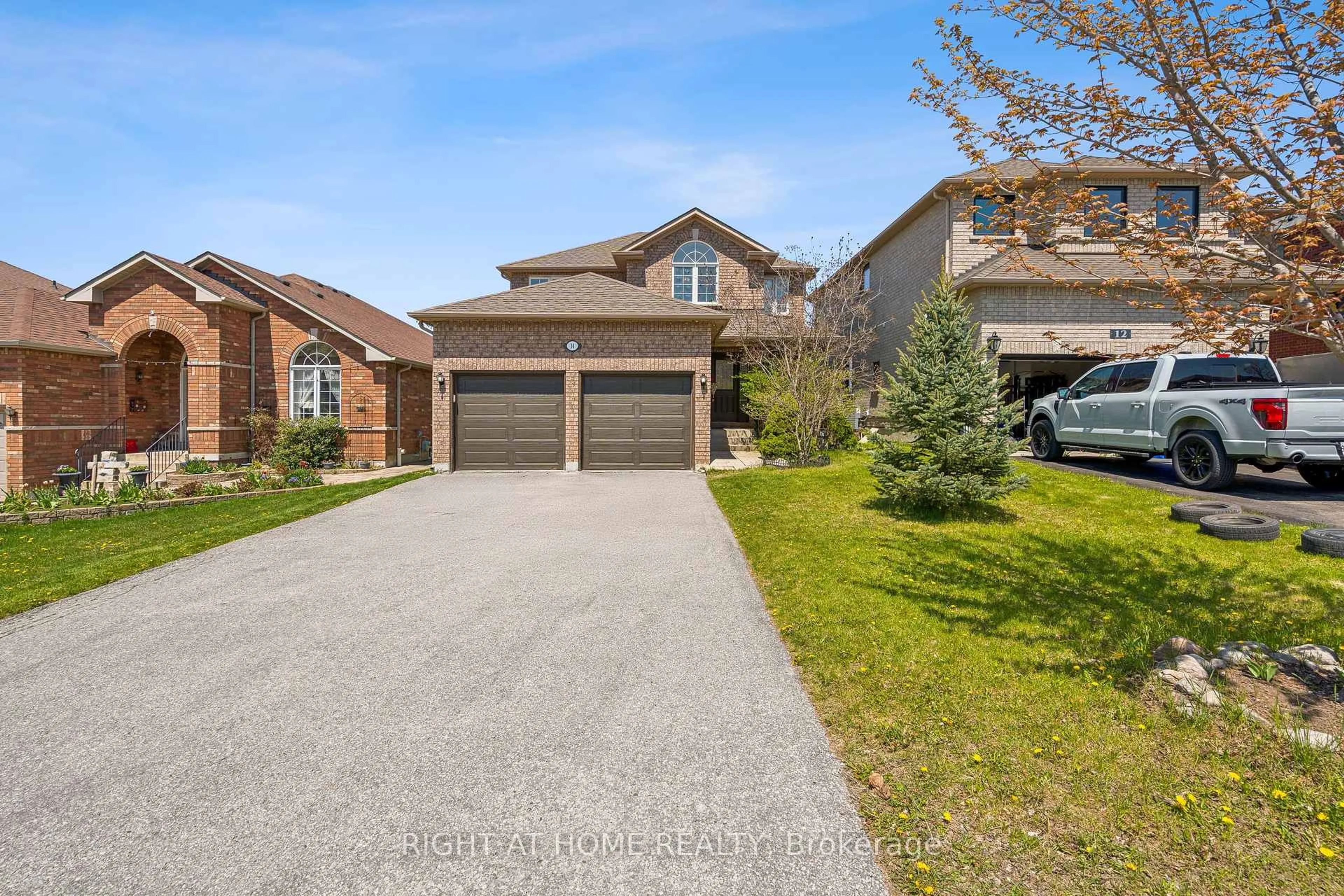 A pic from outside/outdoor area/front of a property/back of a property/a pic from drone, street for 14 Prince Of Wales Dr, Barrie Ontario L4N 0T5