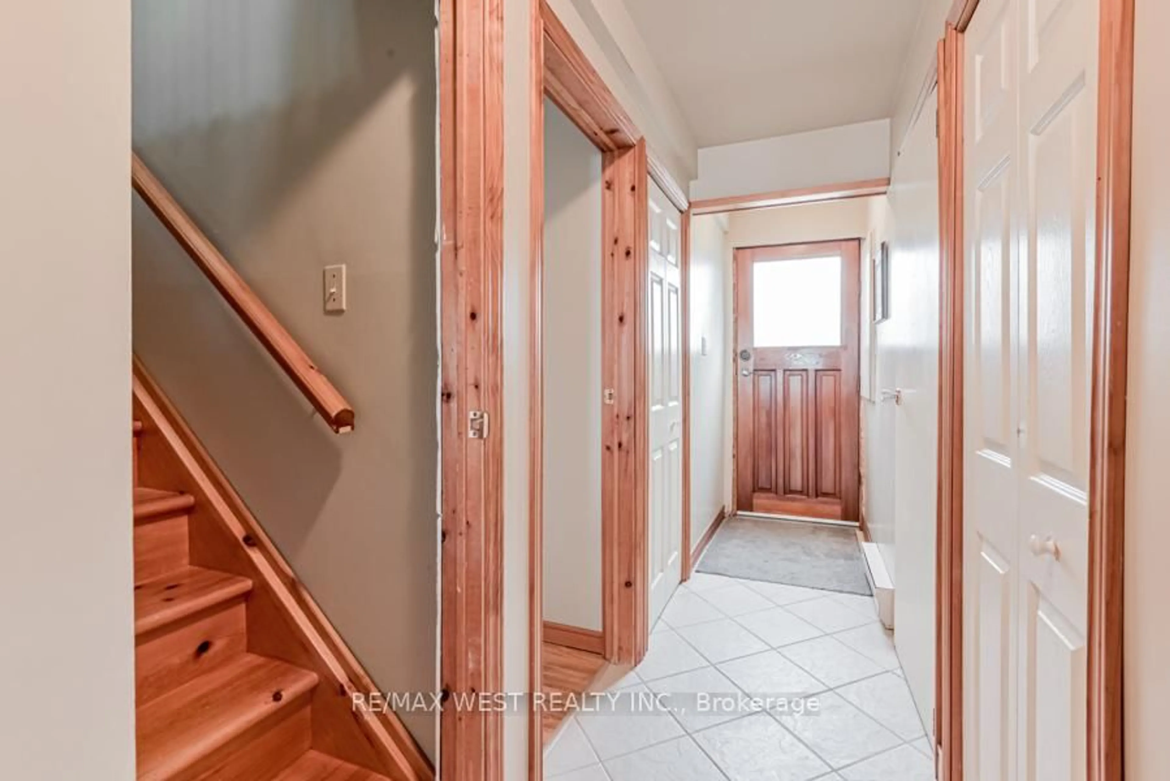 Indoor entryway for 4669 Anderson Ave, Ramara Ontario L3V 0S1
